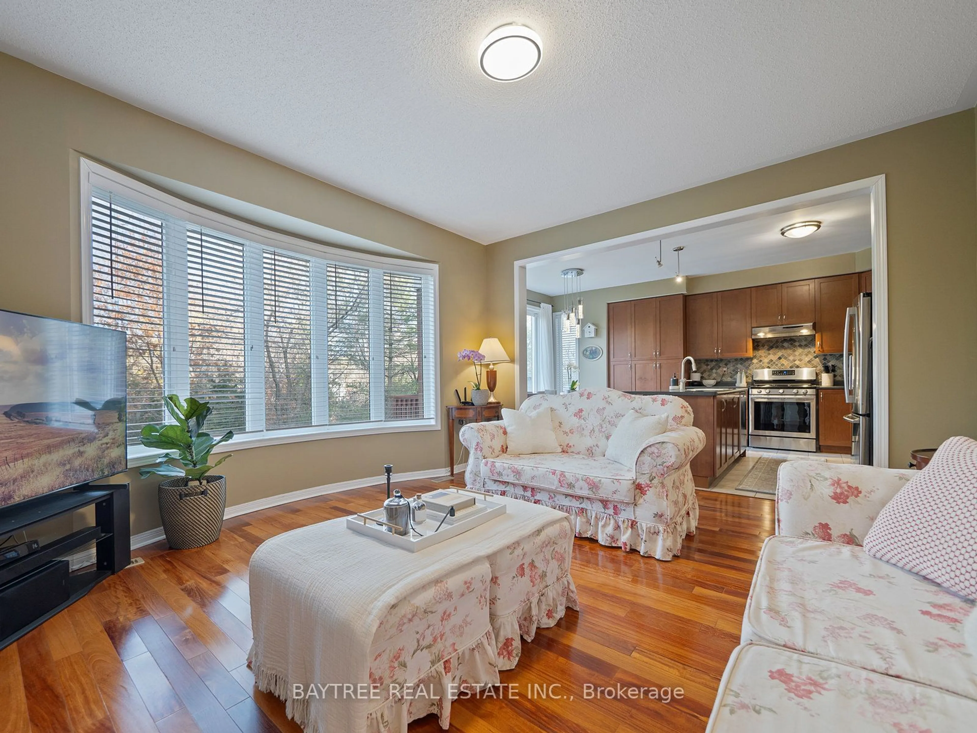 Living room with furniture, unknown for 3255 Mccurdy Crt, Burlington Ontario L7M 0C1