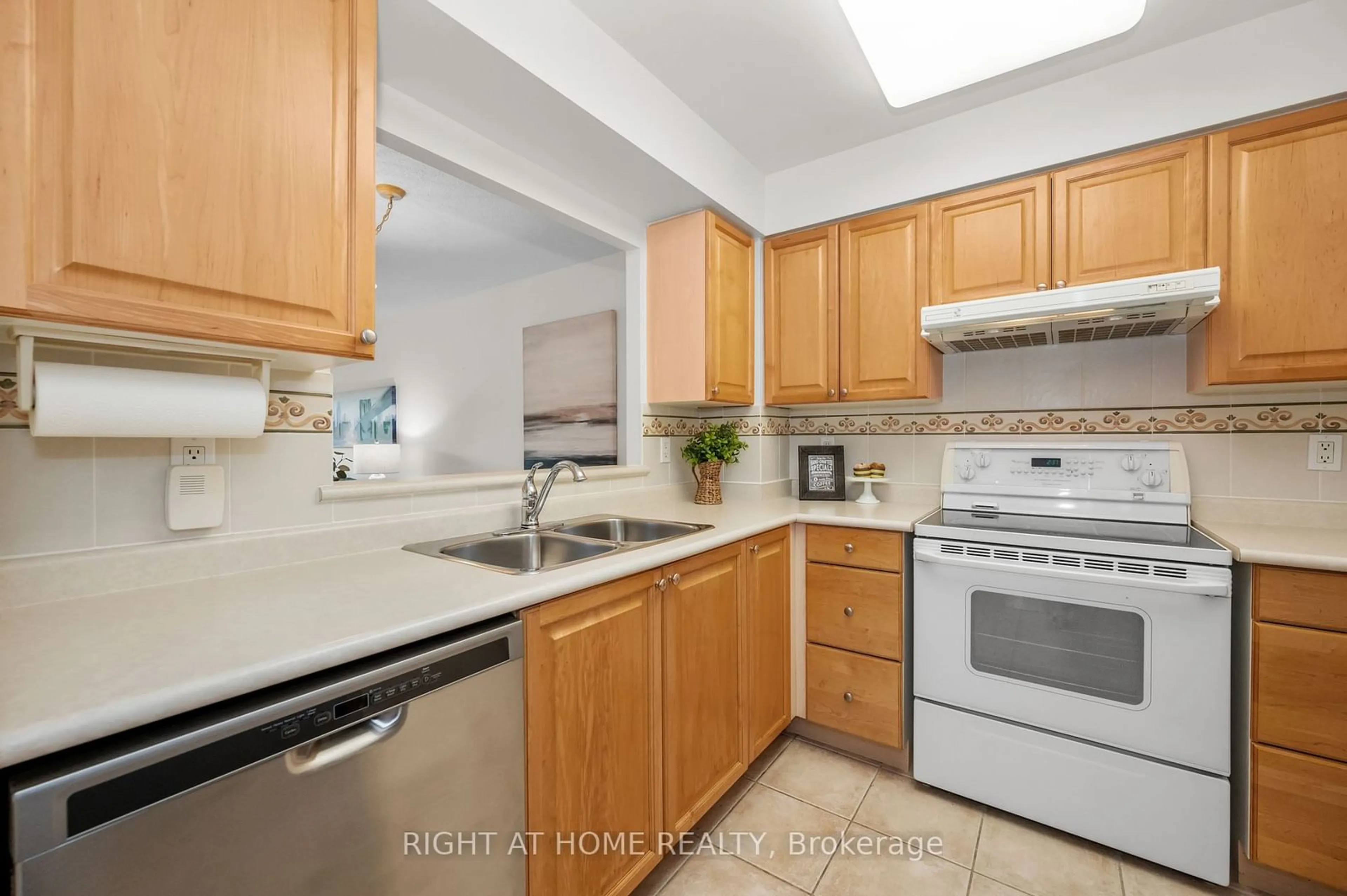 Standard kitchen, unknown for 100 Burloak Dr #1214, Burlington Ontario L7L 6P6