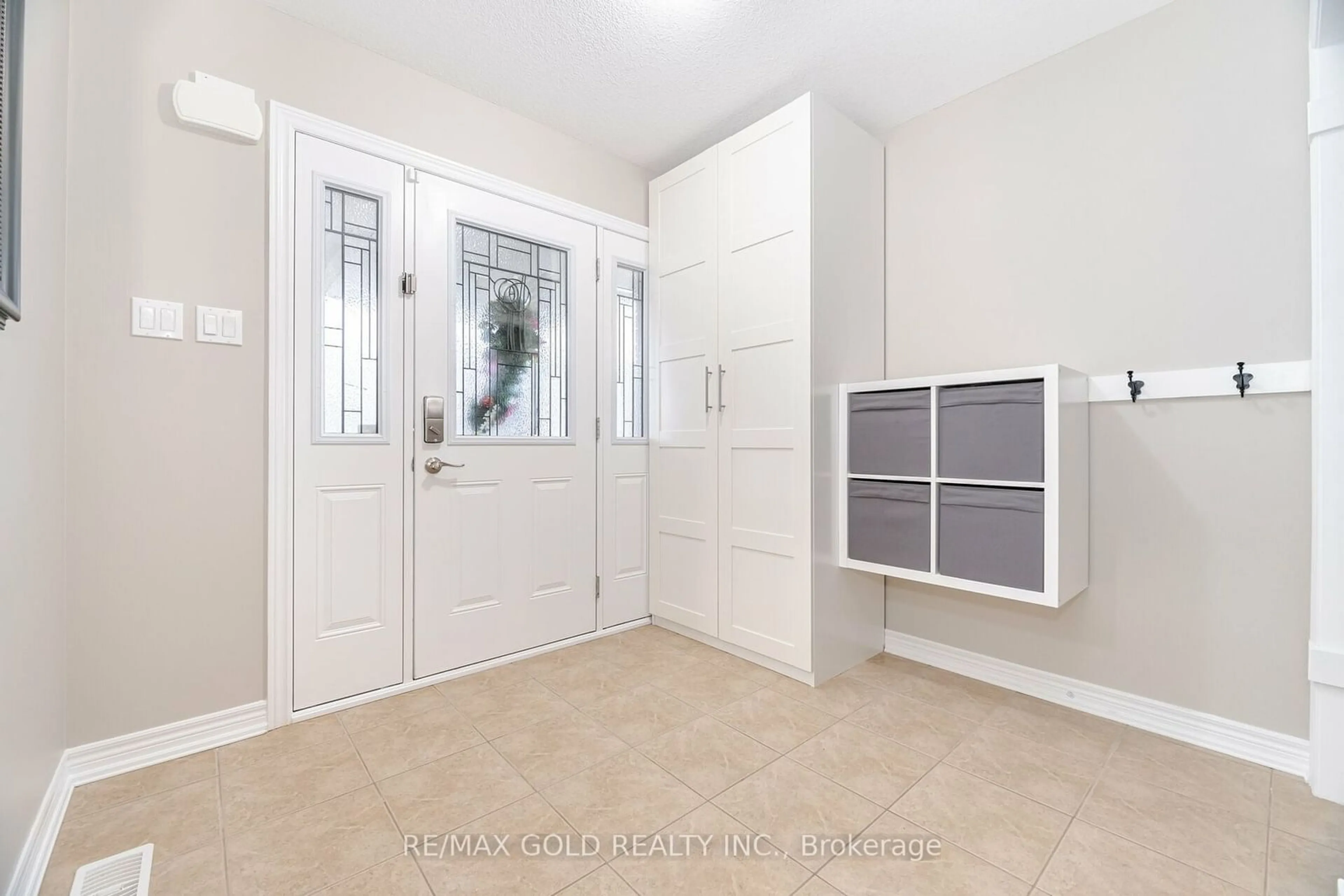 Indoor entryway for 38 St. Paul's Pl, Orangeville Ontario L9W 0A3