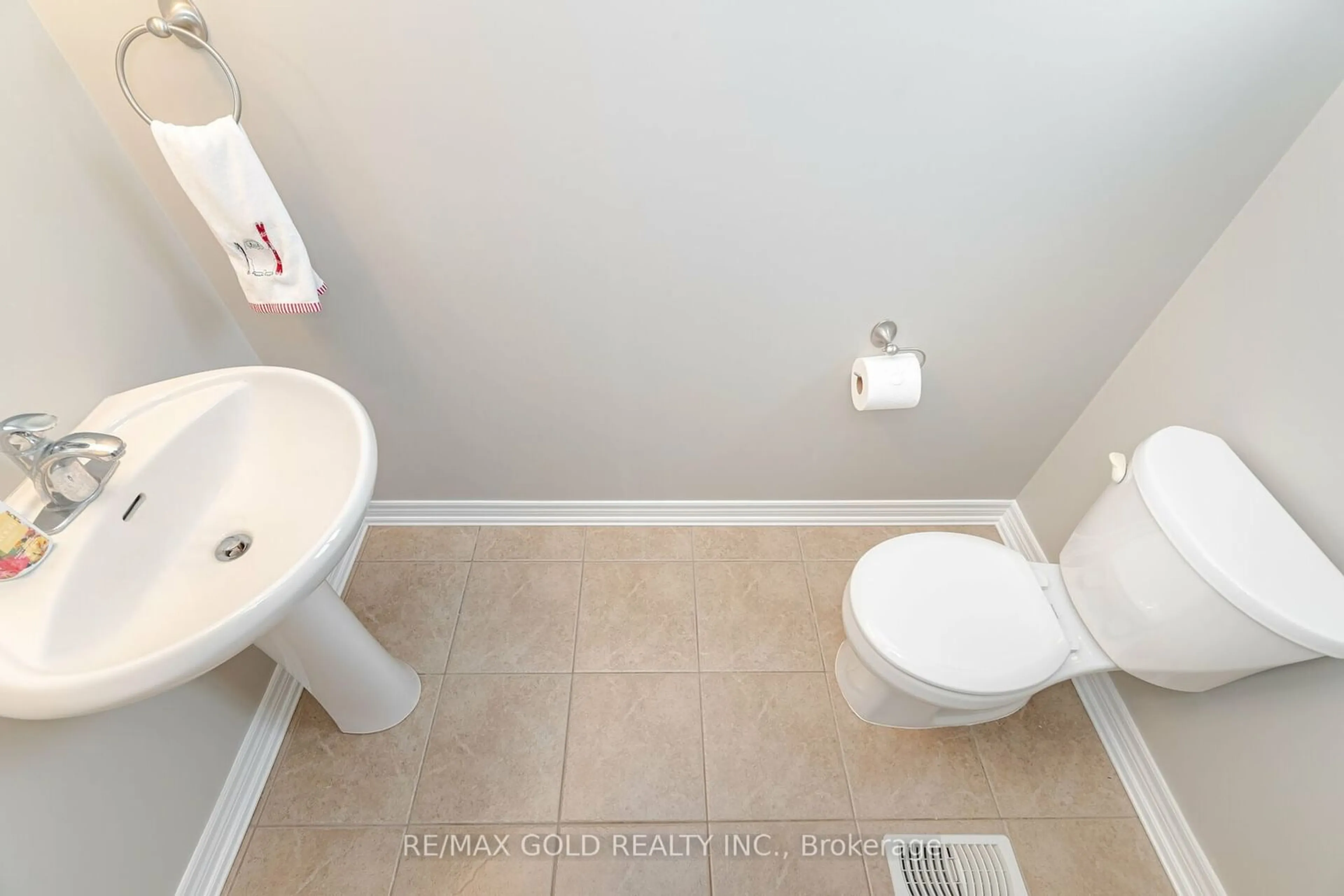 Standard bathroom, ceramic/tile floor for 38 St. Paul's Pl, Orangeville Ontario L9W 0A3