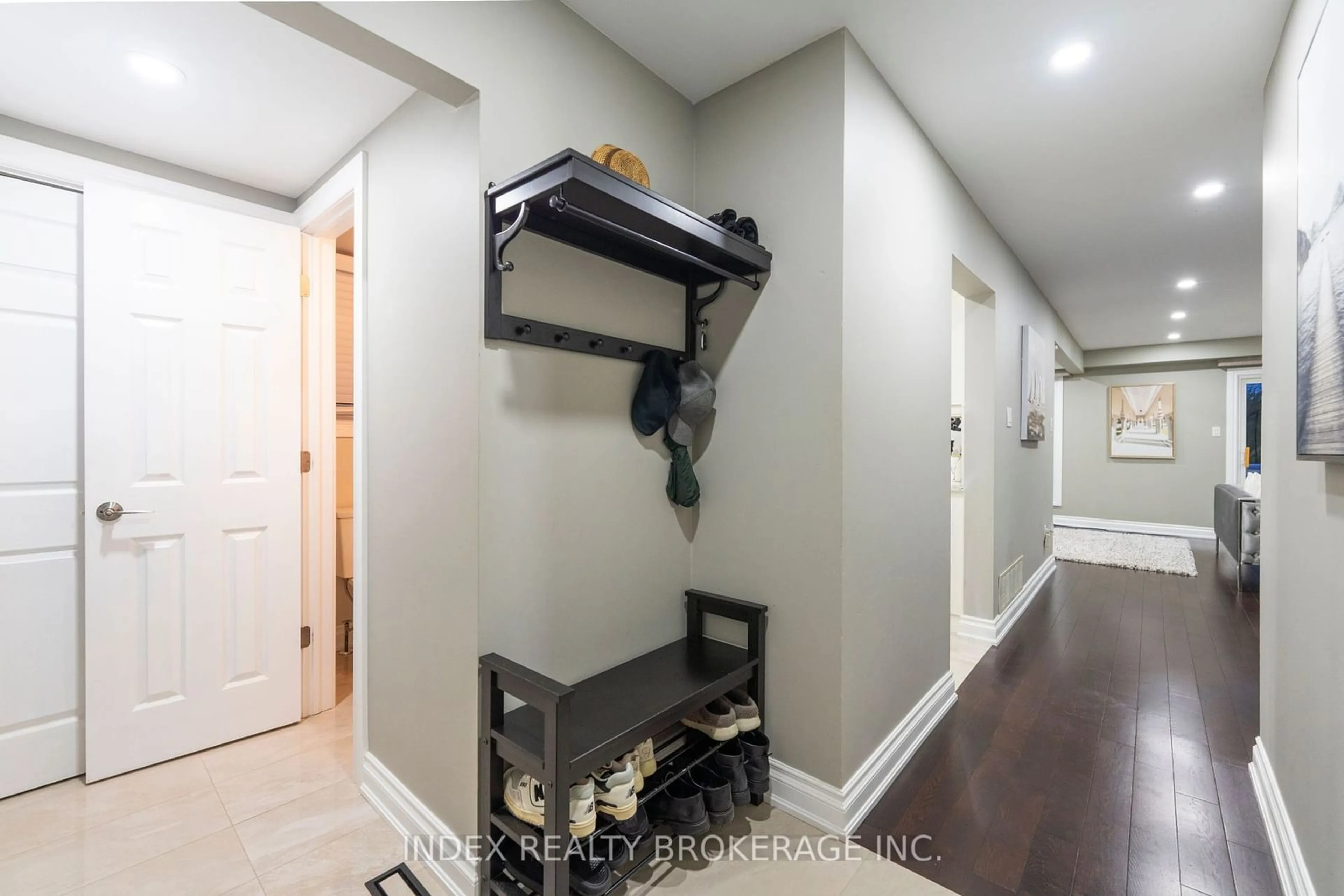 Indoor entryway for 52 Jameson Cres, Brampton Ontario L6S 3W3