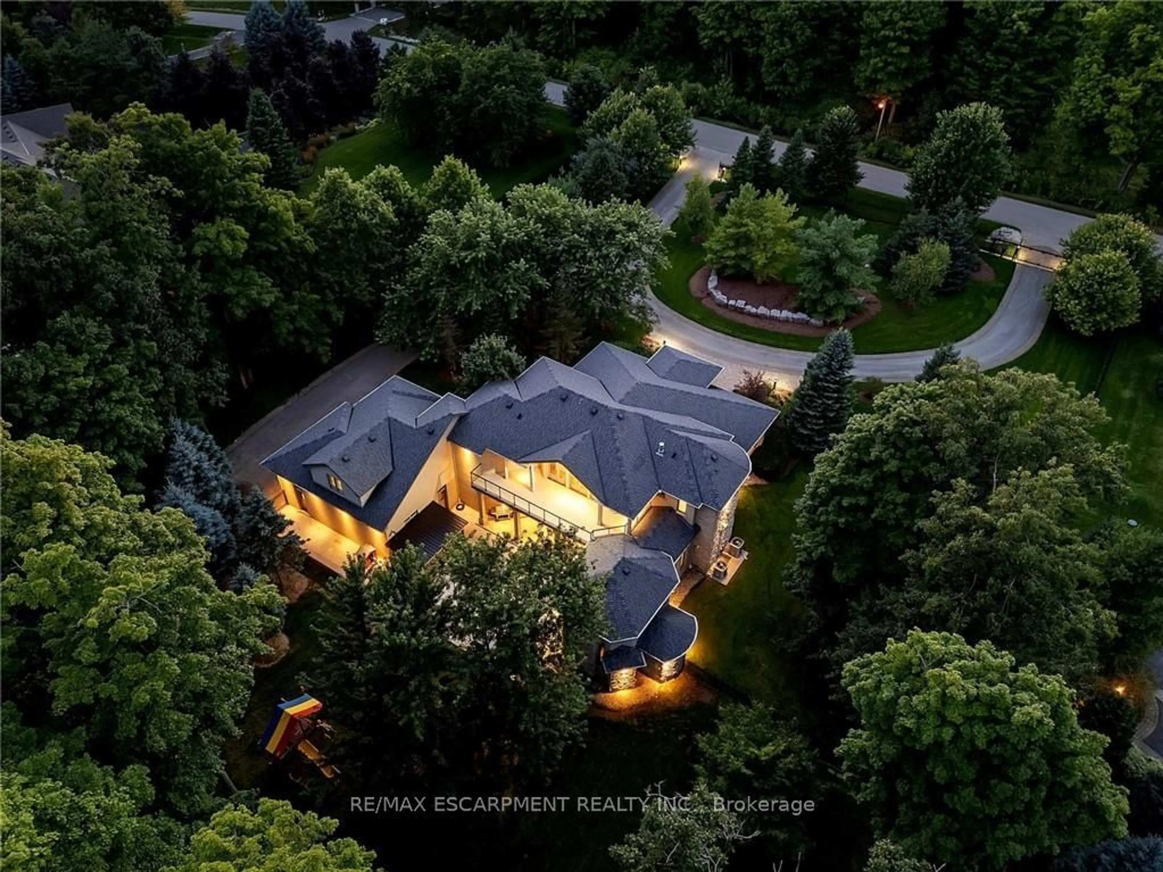 A pic from outside/outdoor area/front of a property/back of a property/a pic from drone, unknown for 2642 Bluffs Way, Burlington Ontario L7M 0T8