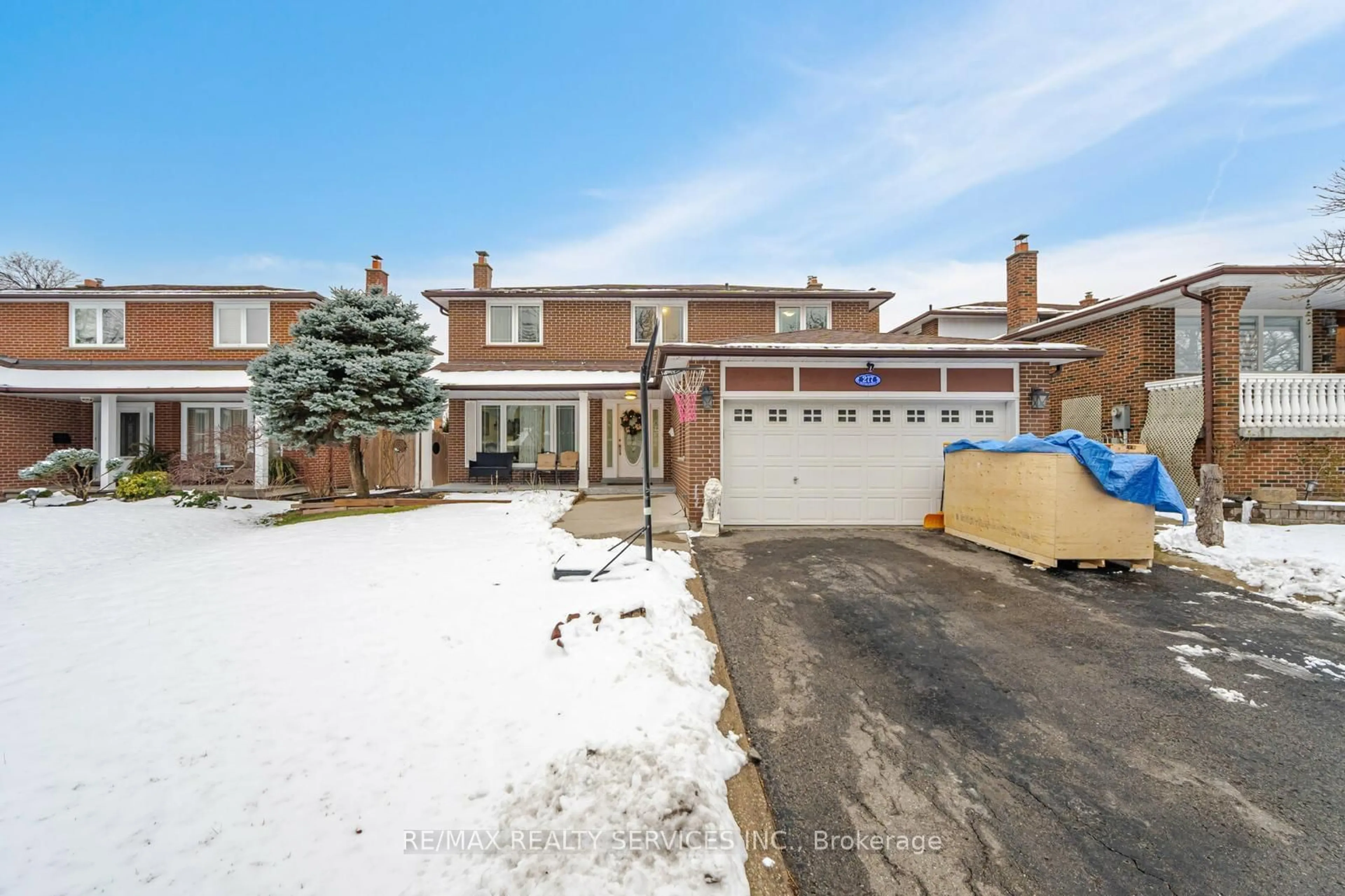 A pic from outside/outdoor area/front of a property/back of a property/a pic from drone, street for 277 Centre St, Brampton Ontario L6V 2R3