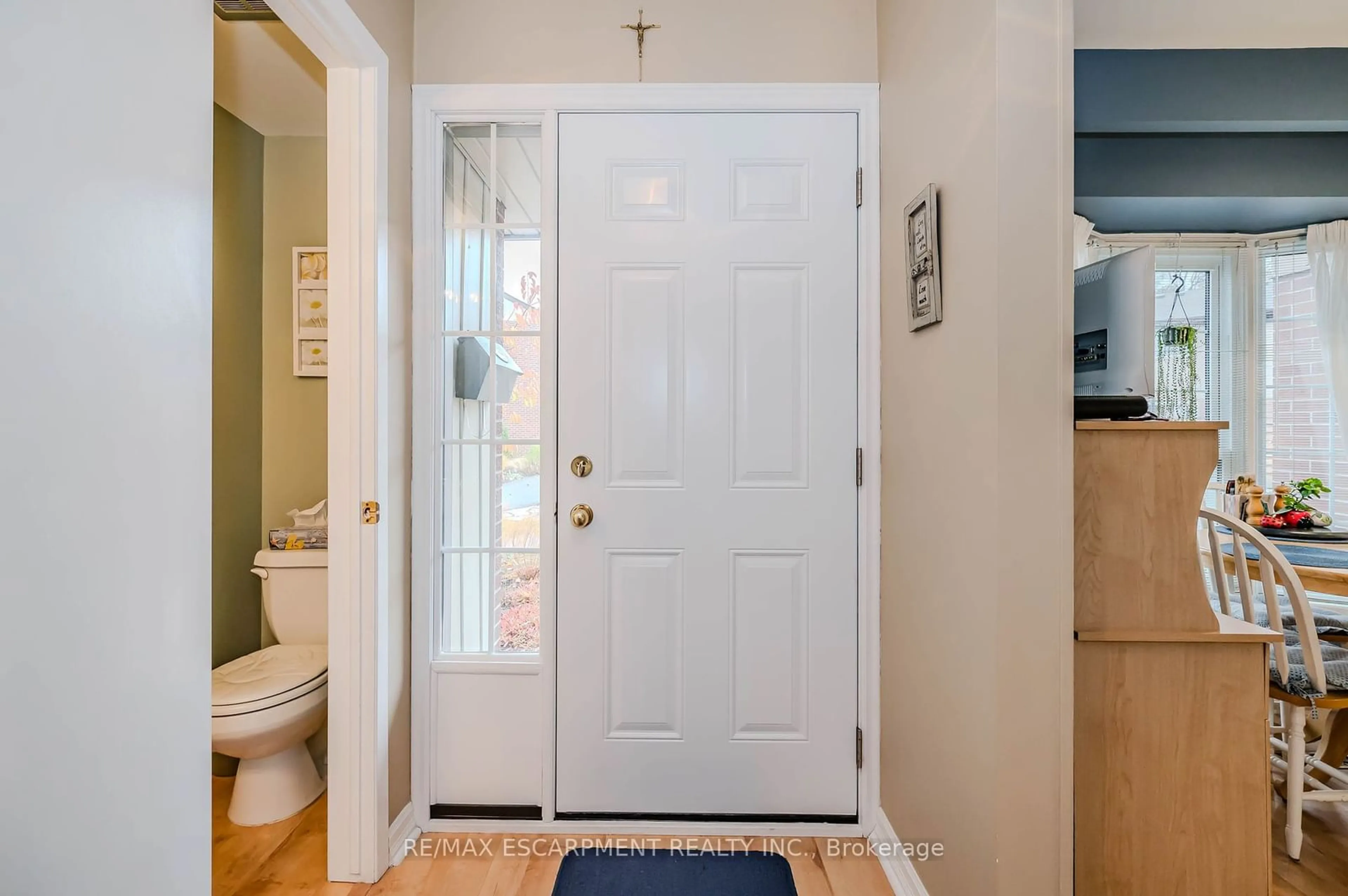 Indoor entryway for 3029 Glencrest Rd #61, Burlington Ontario L7N 3K1