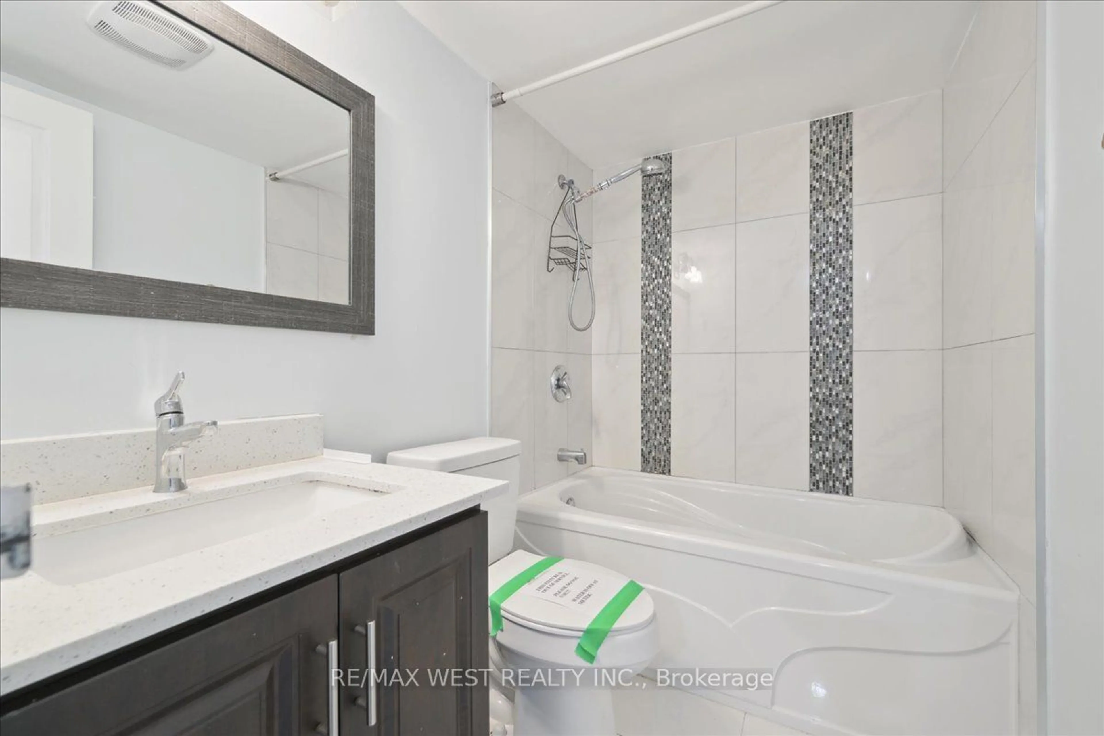 Standard bathroom, ceramic/tile floor for 1624 Bloor St #66, Mississauga Ontario L4X 2S2