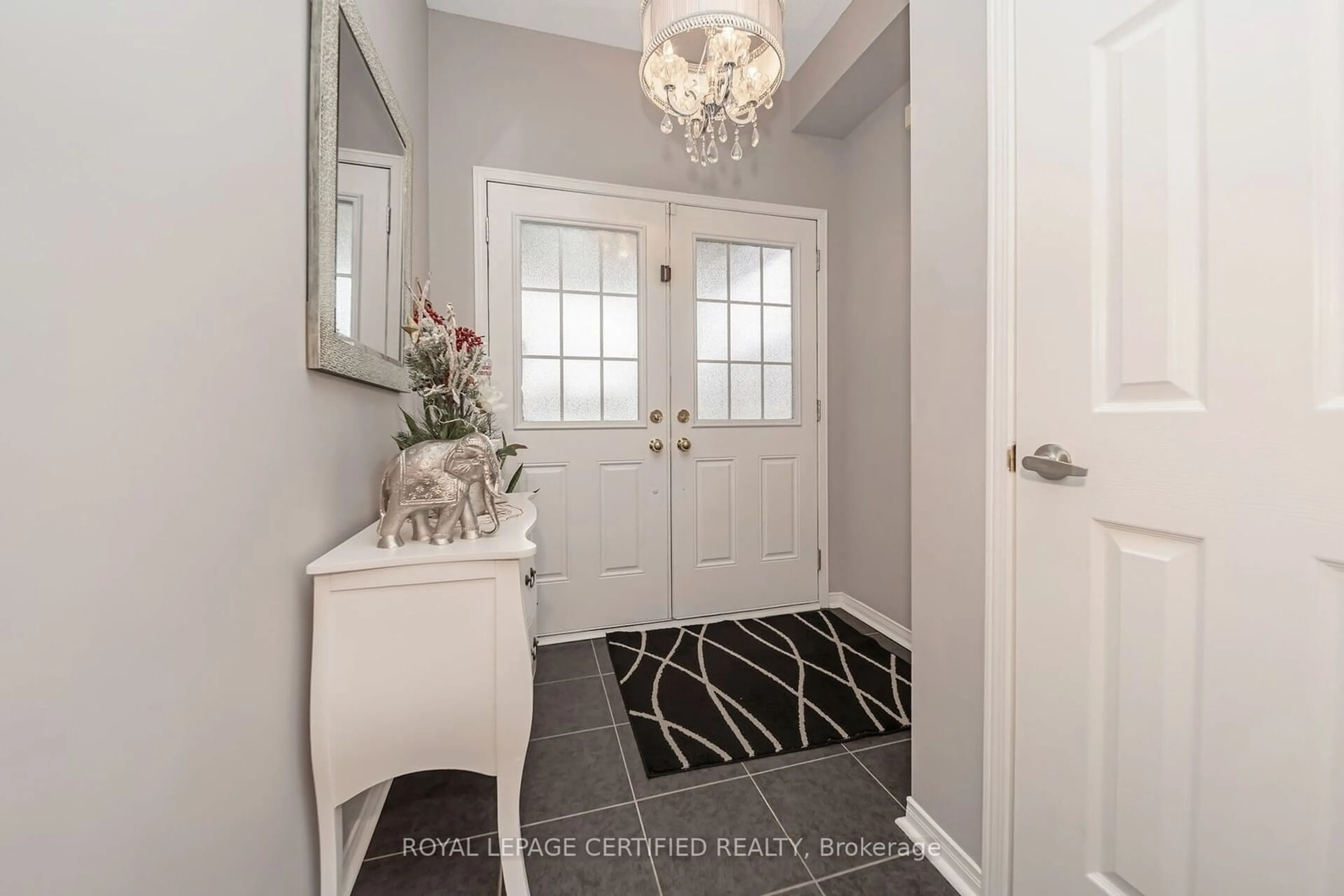 Indoor entryway for 16 Gulfbrook Circ, Brampton Ontario L6Z 0G4