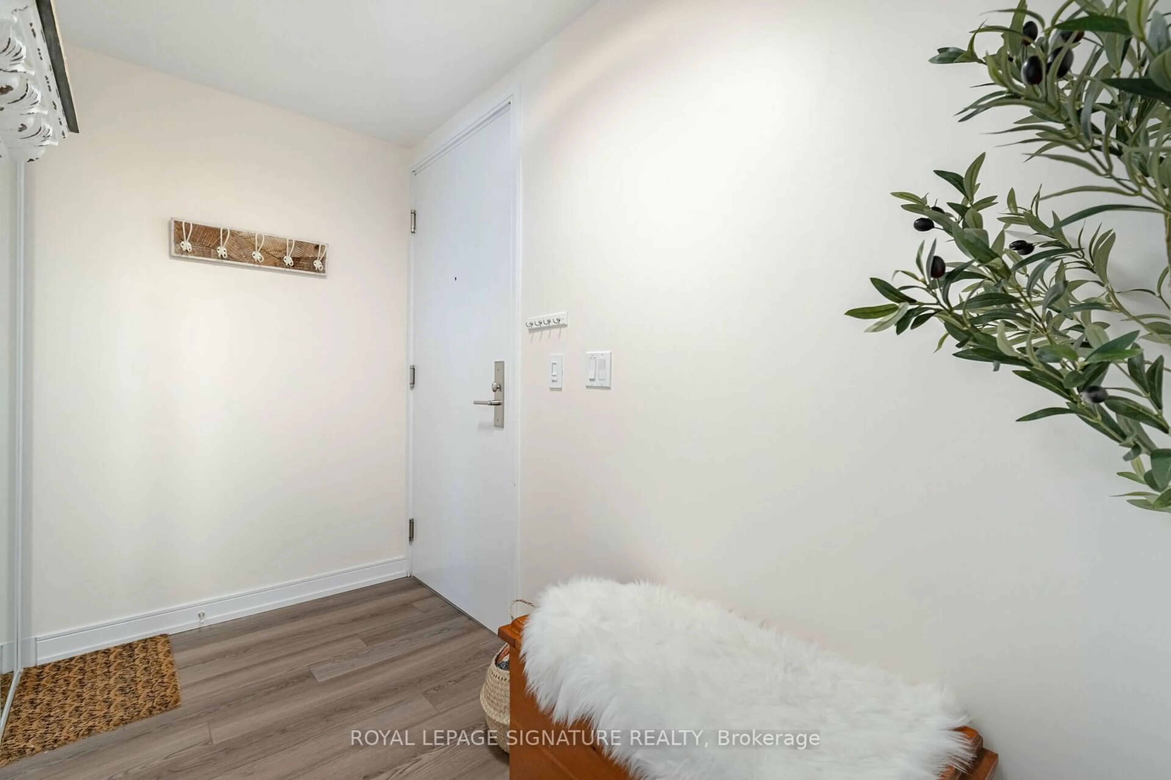 Indoor entryway for 20 Thomas Riley Rd #2204, Toronto Ontario M9B 0C3