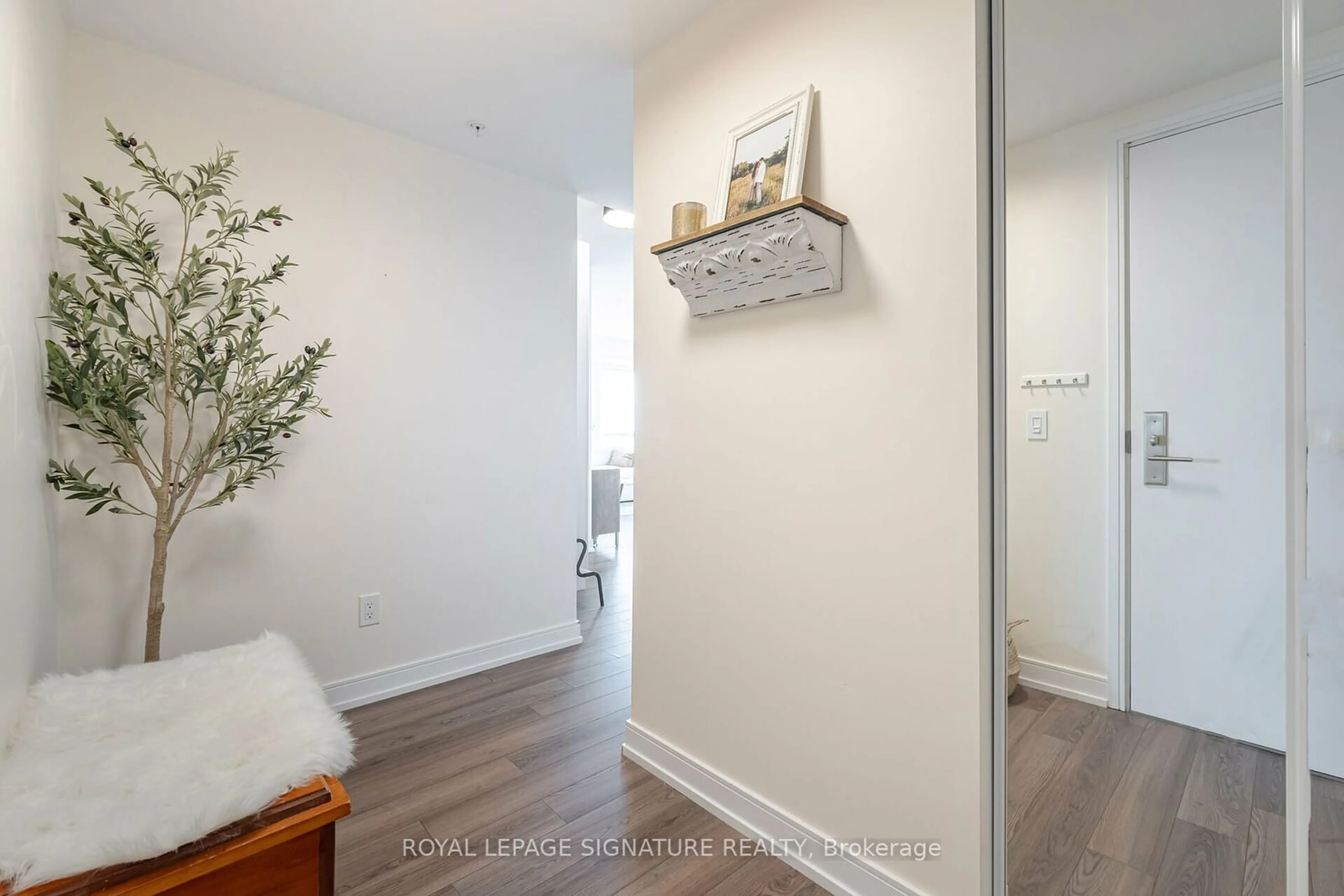 Indoor entryway for 20 Thomas Riley Rd #2204, Toronto Ontario M9B 0C3