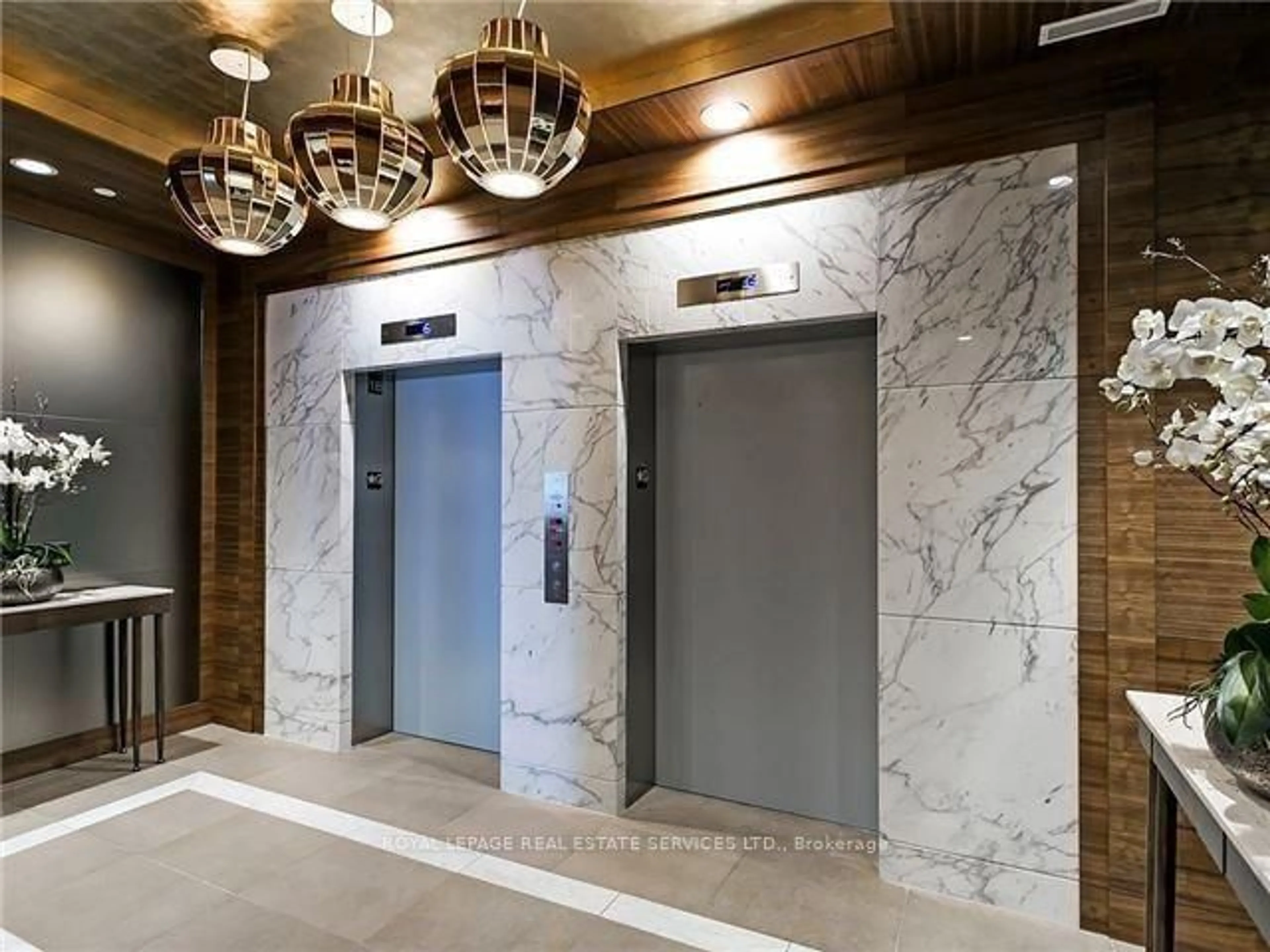 Indoor foyer for 3500 Lakeshore Rd #815, Oakville Ontario L6L 0B4