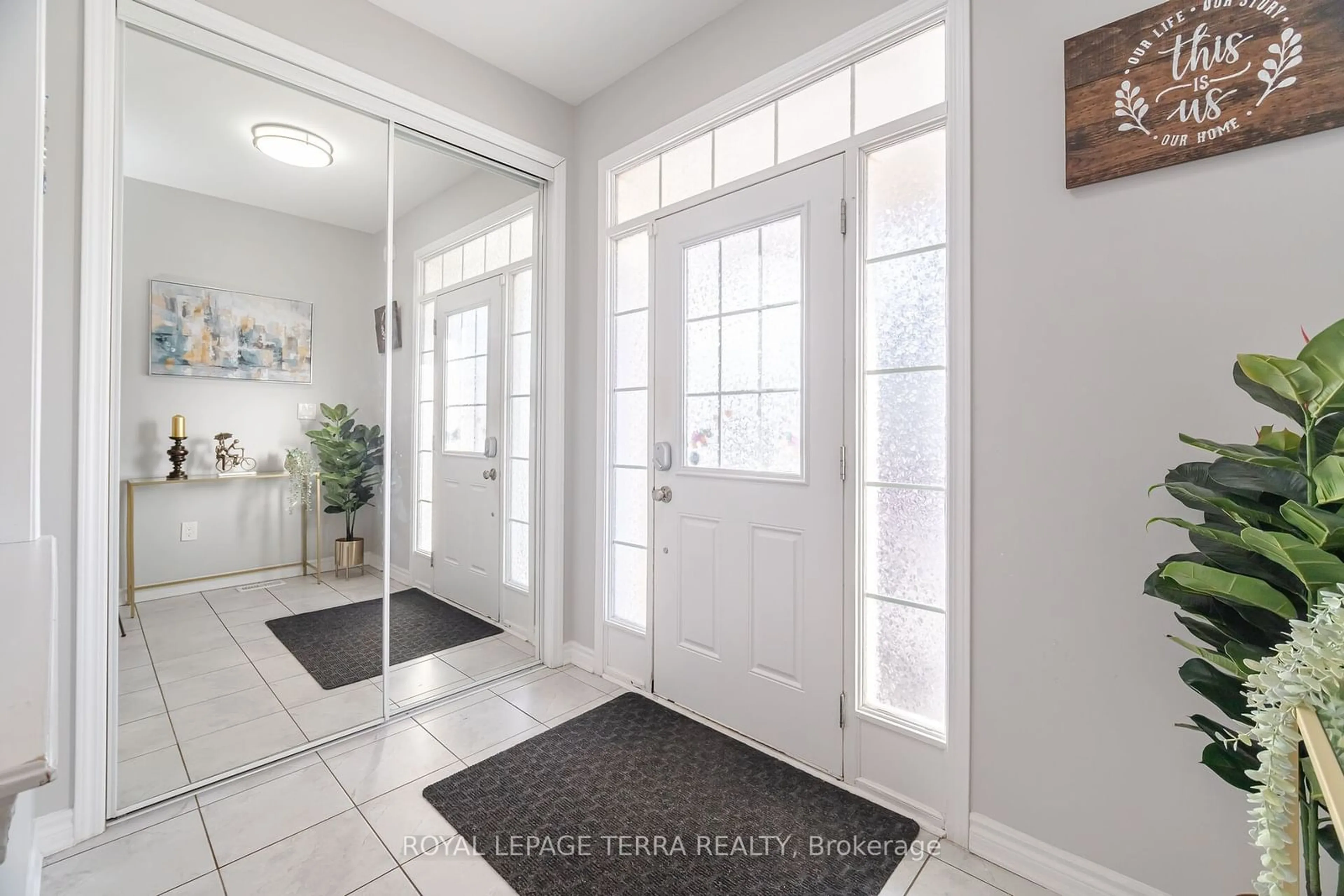 Indoor entryway for 1407 Chretien St, Milton Ontario L9E 1G7