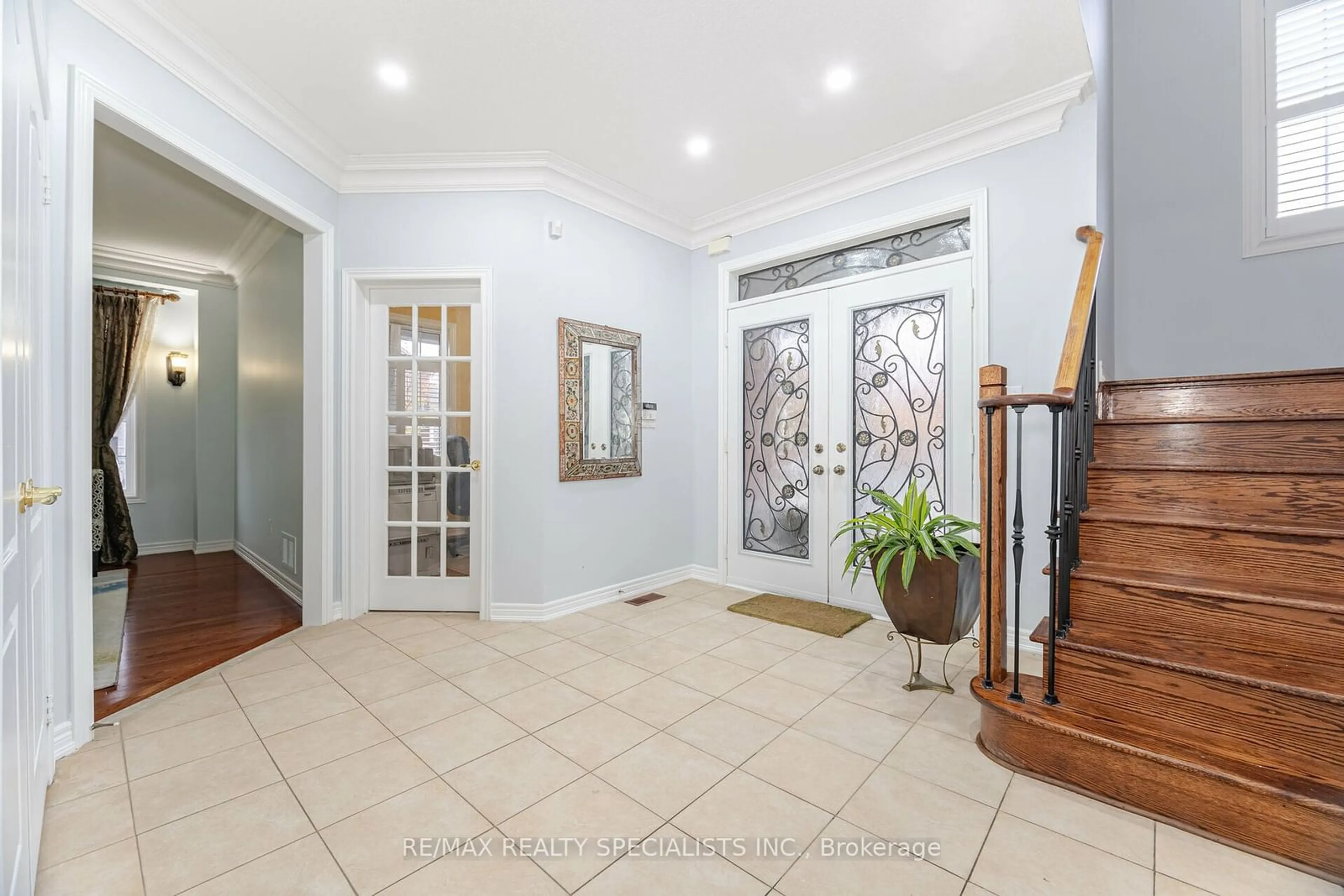 Indoor entryway for 5 Saddler Ave, Brampton Ontario L6P 2B7