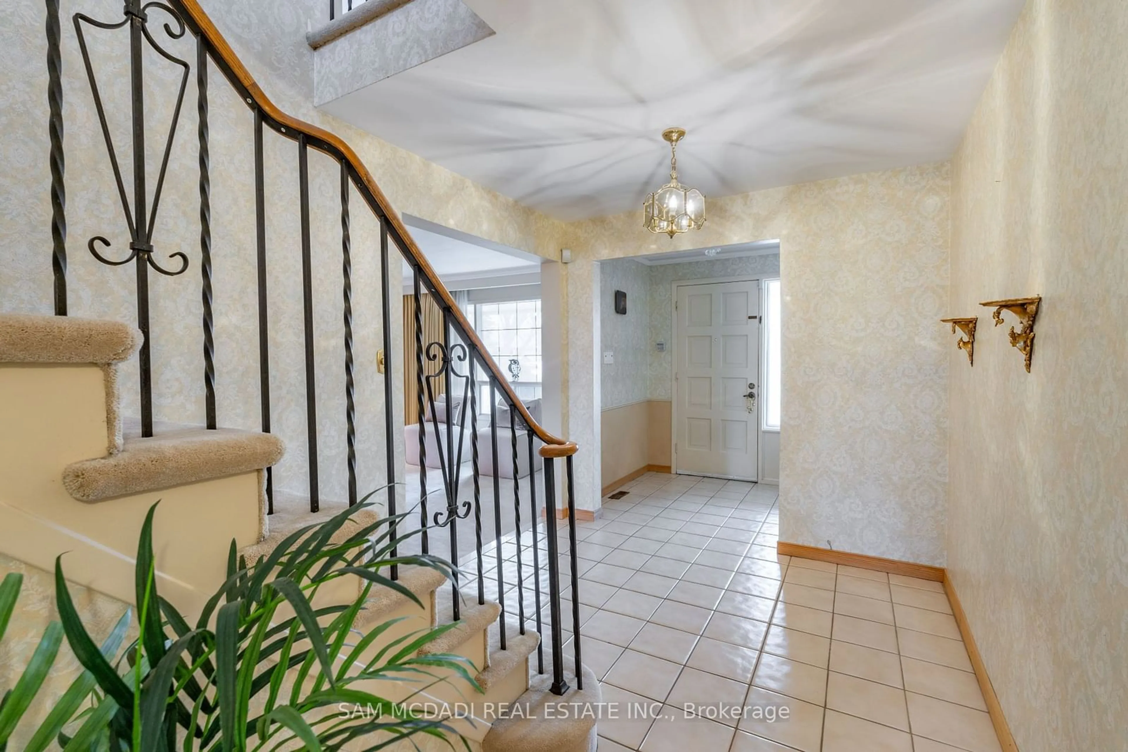 Indoor foyer for 263 Chantenay Dr, Mississauga Ontario L5A 1E5