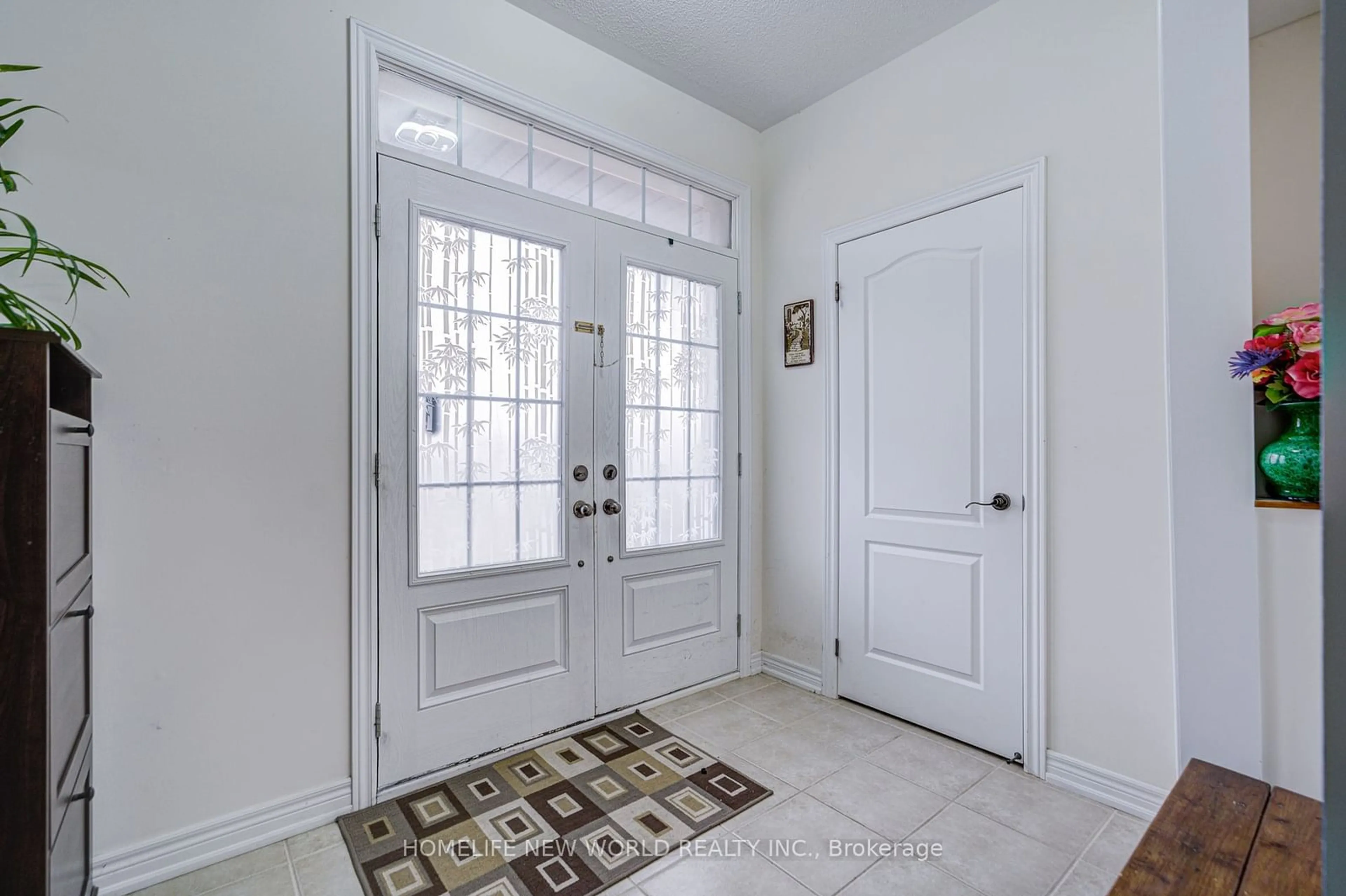 Indoor entryway for 18 Amaretto Crt, Brampton Ontario L6X 5M9