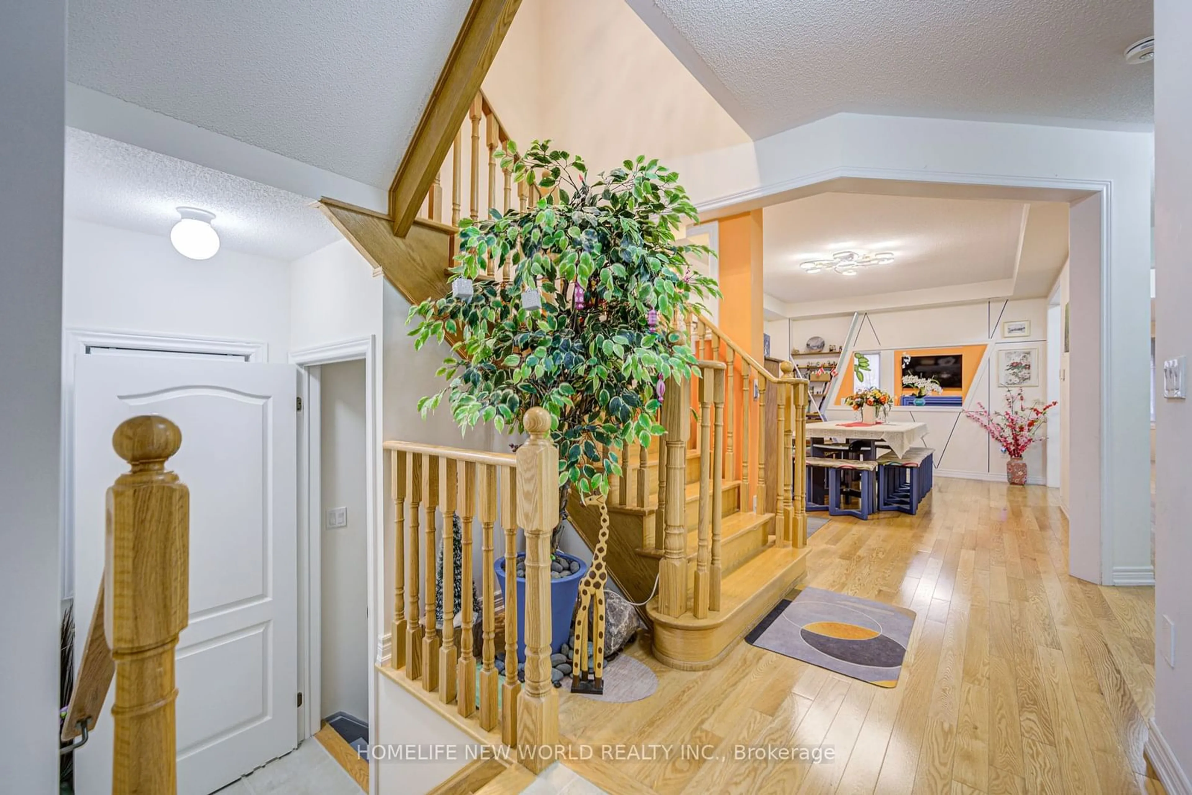 Indoor foyer for 18 Amaretto Crt, Brampton Ontario L6X 5M9