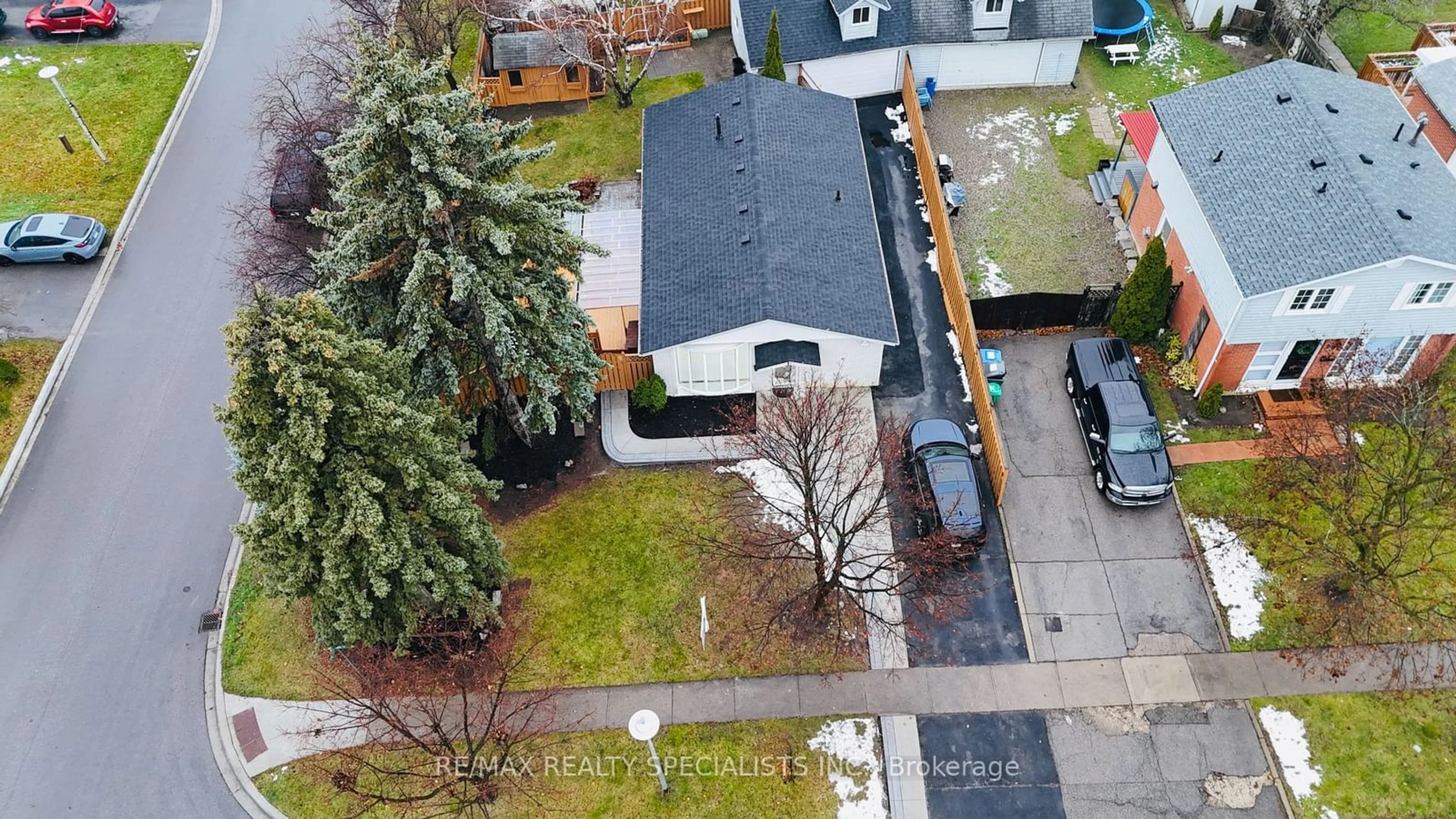 A pic from outside/outdoor area/front of a property/back of a property/a pic from drone, city buildings view from balcony for 206 Folkstone Cres, Brampton Ontario L6T 3N3