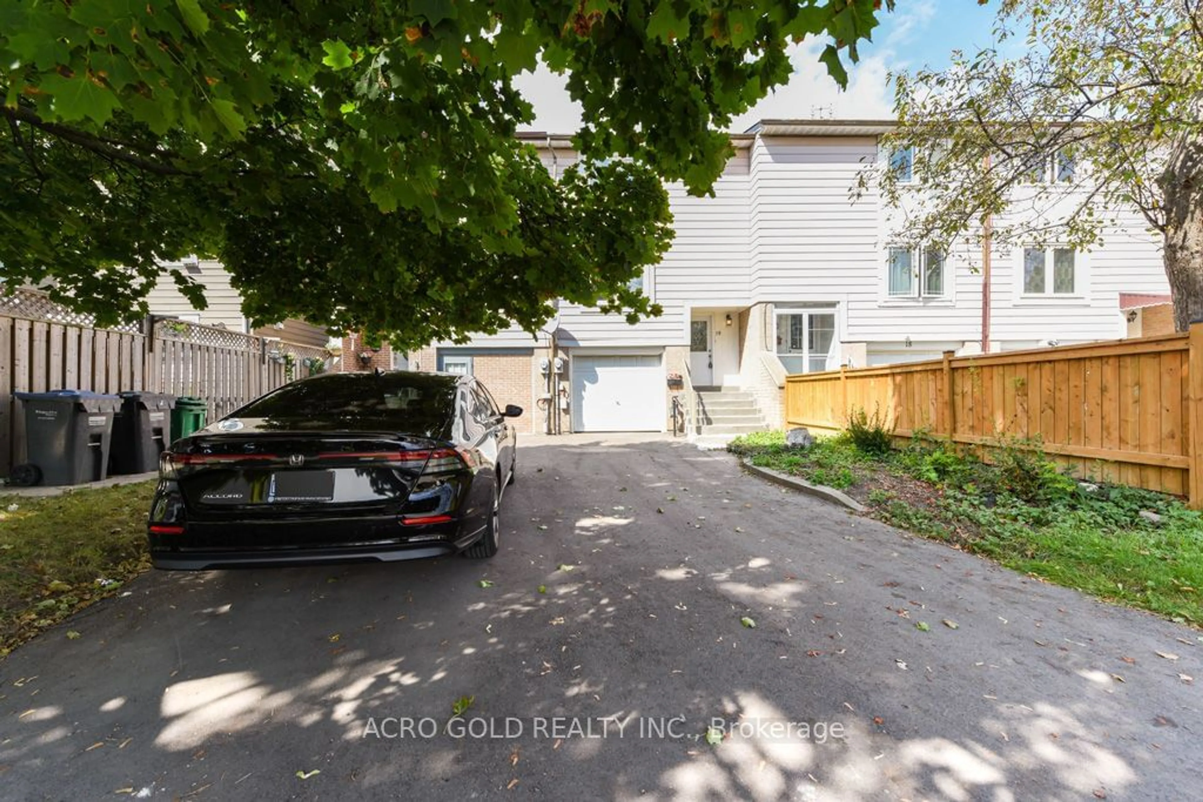 A pic from outside/outdoor area/front of a property/back of a property/a pic from drone, street for 19 Hoskins Sq, Brampton Ontario L6S 2N6