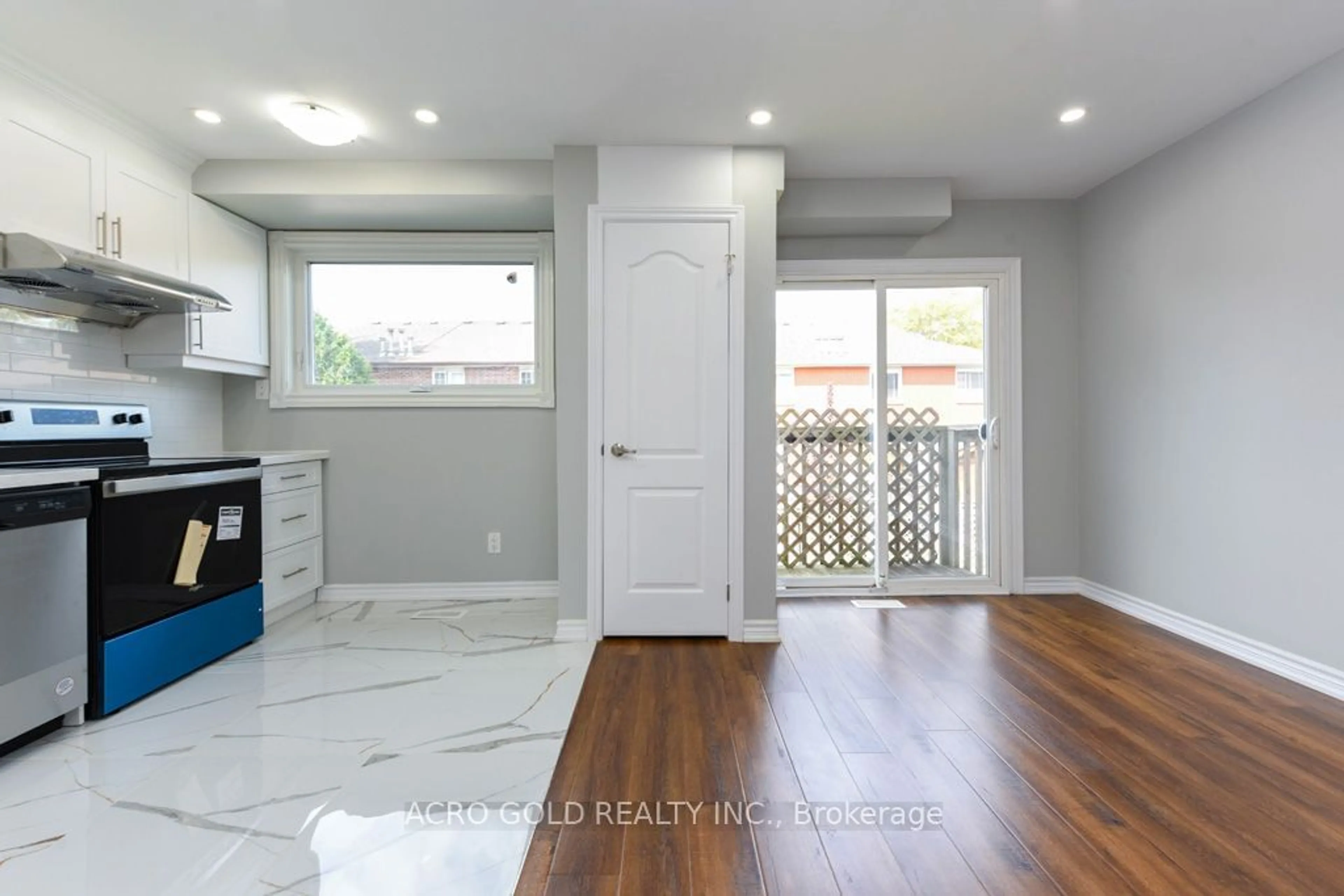 Indoor entryway for 19 Hoskins Sq, Brampton Ontario L6S 2N6