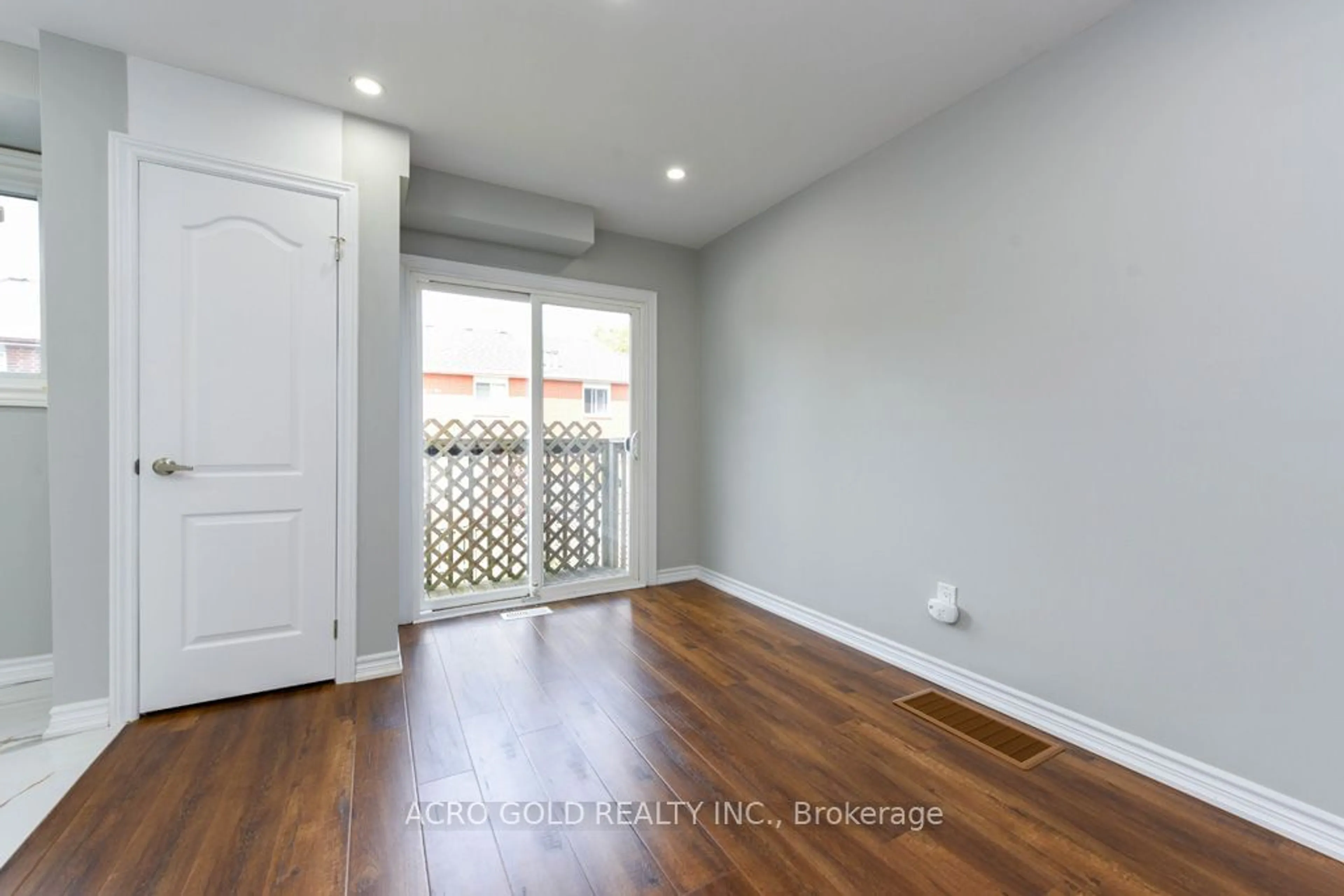 A pic of a room for 19 Hoskins Sq, Brampton Ontario L6S 2N6