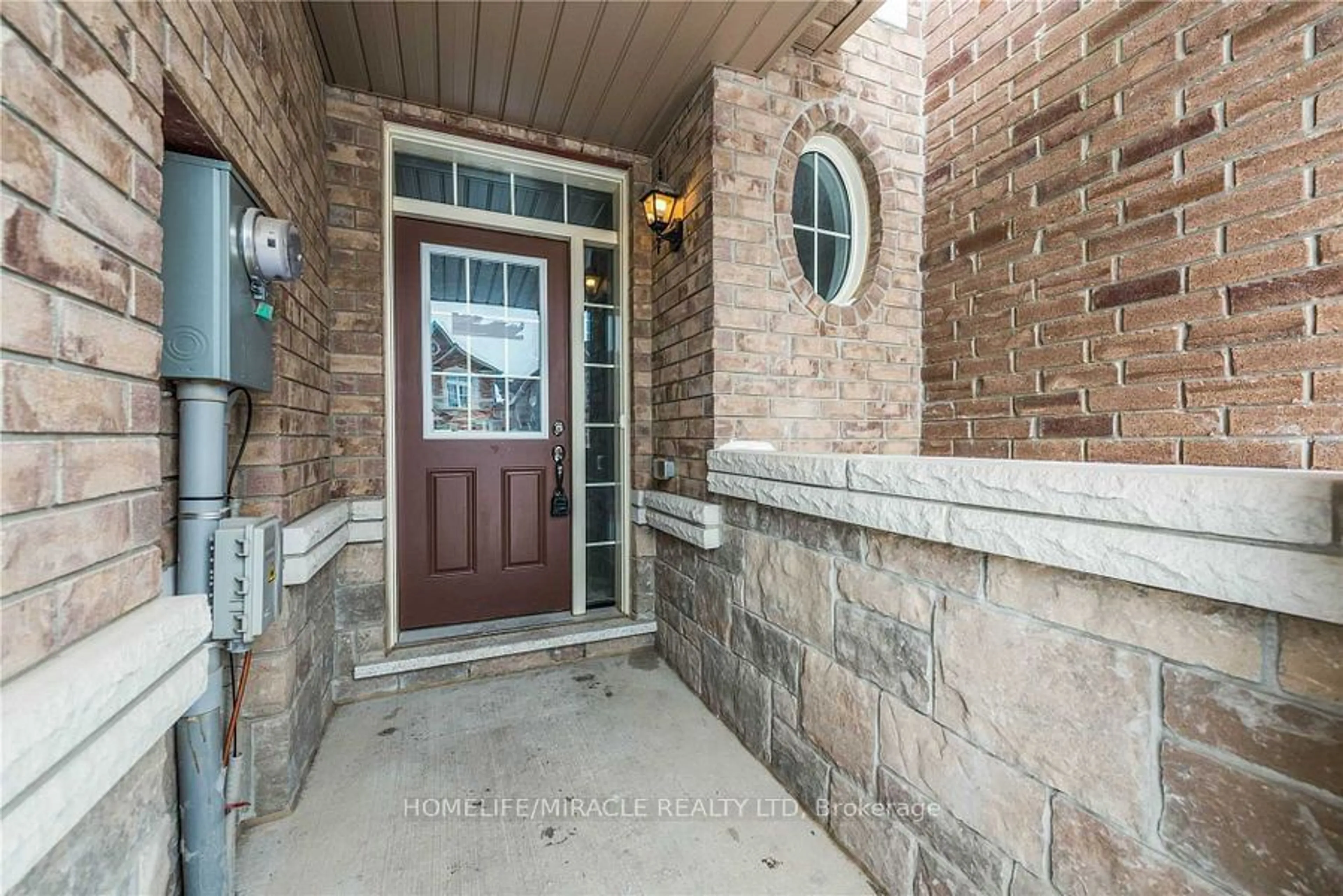 Indoor entryway for 39 Rangemore Rd, Brampton Ontario L7A 0B2