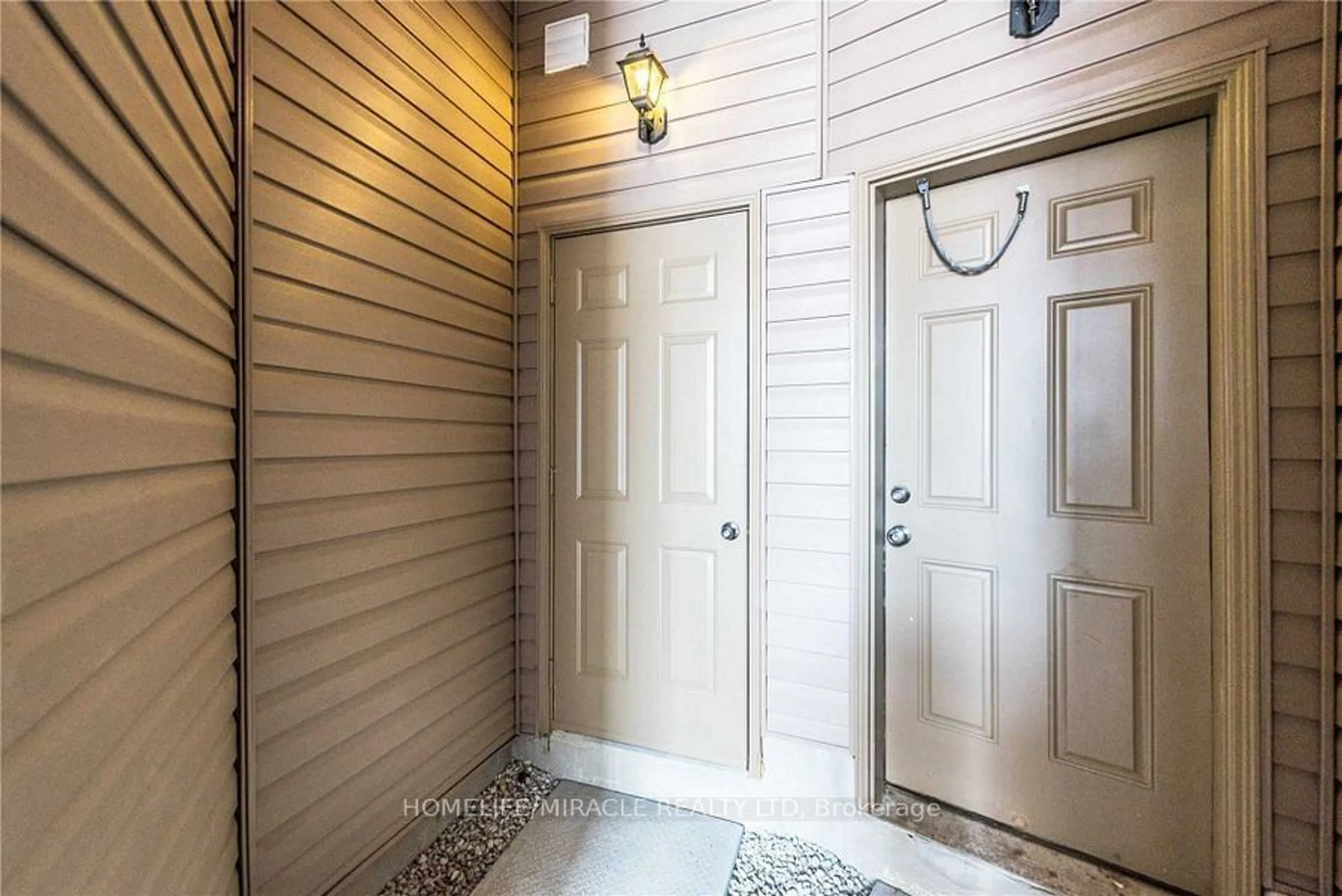 Indoor entryway for 39 Rangemore Rd, Brampton Ontario L7A 0B2