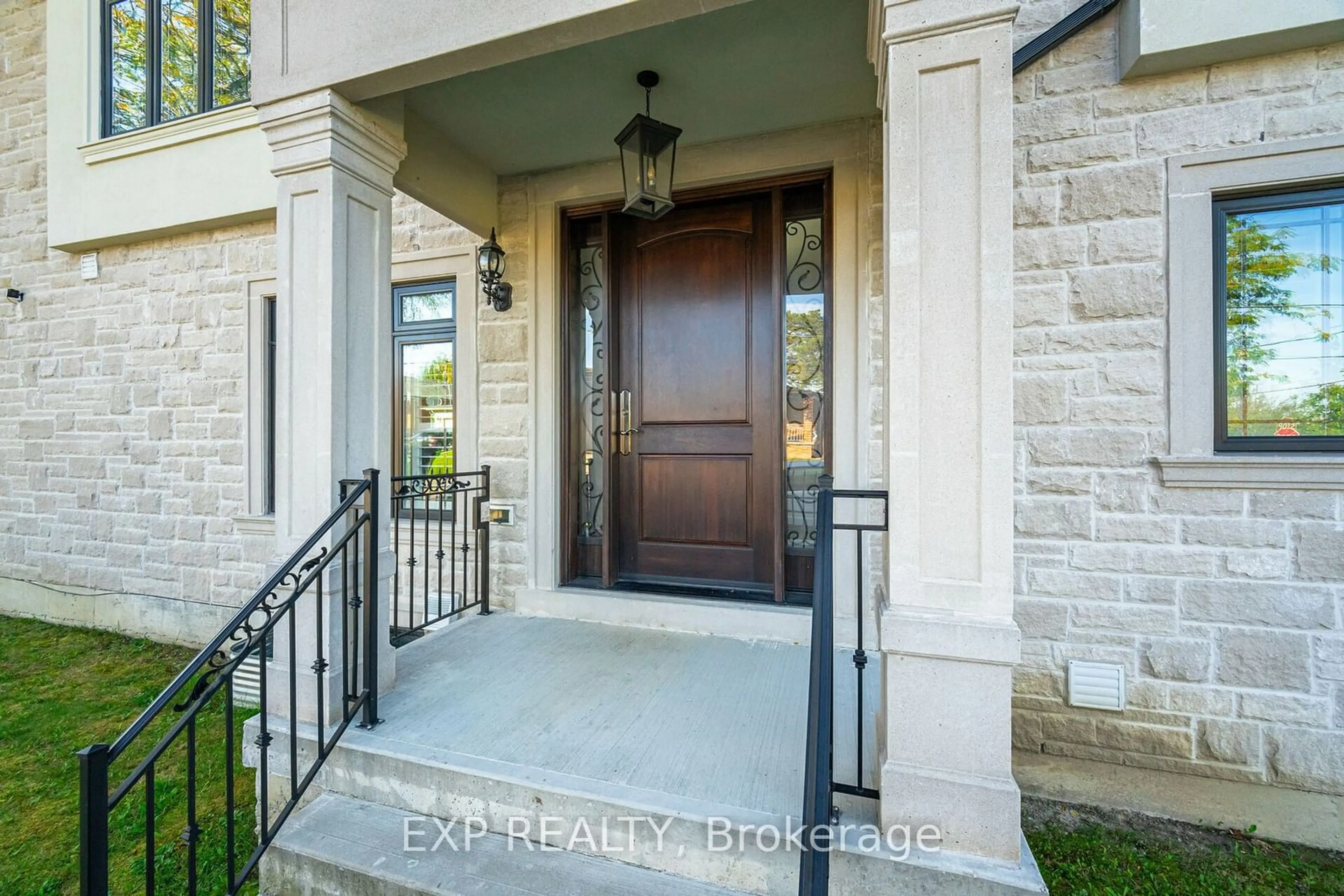 Indoor entryway for 1 Battersea Cres, Toronto Ontario M6L 1G7