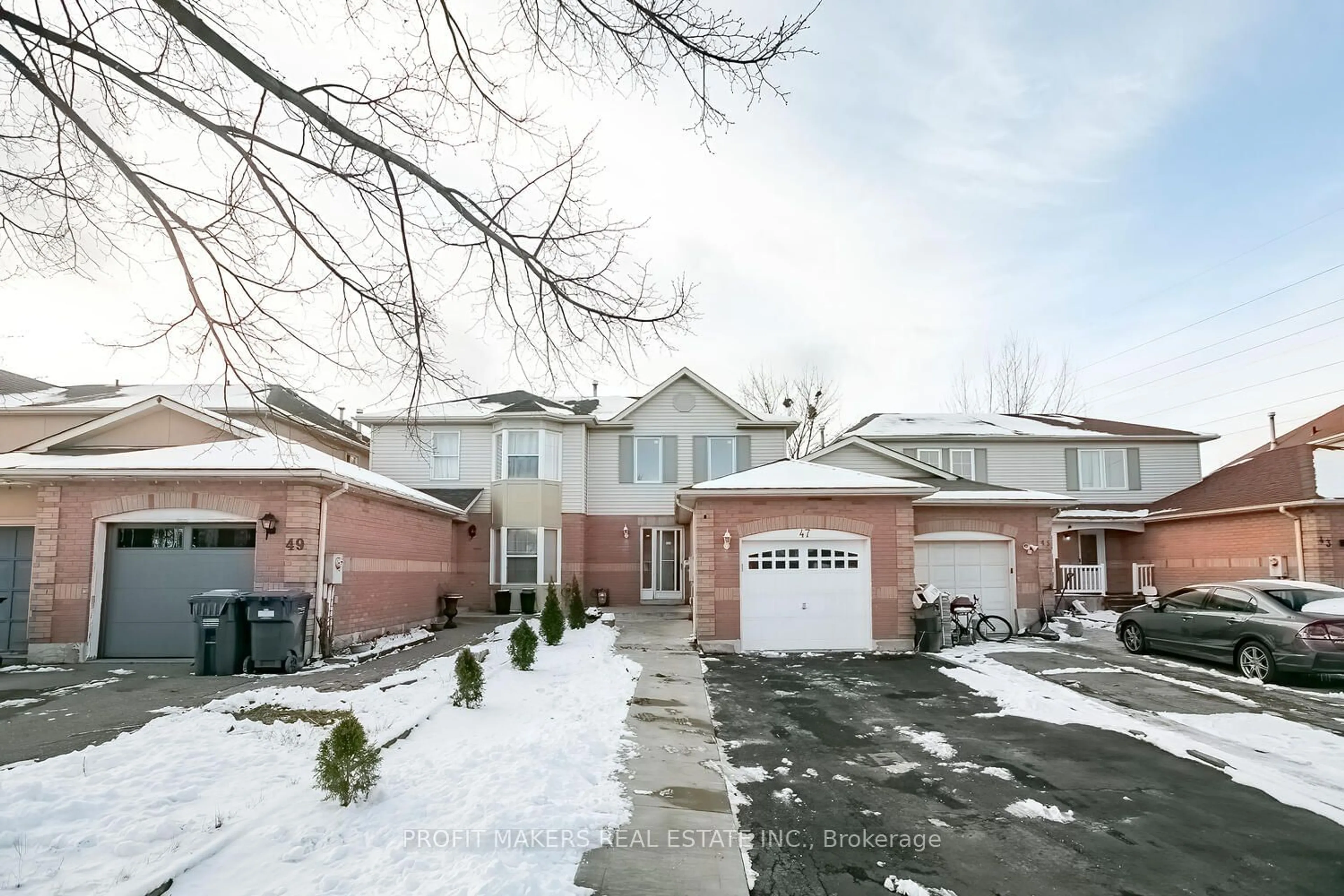 A pic from outside/outdoor area/front of a property/back of a property/a pic from drone, street for 47 Saddlecreek Crt, Brampton Ontario L6Y 4V6