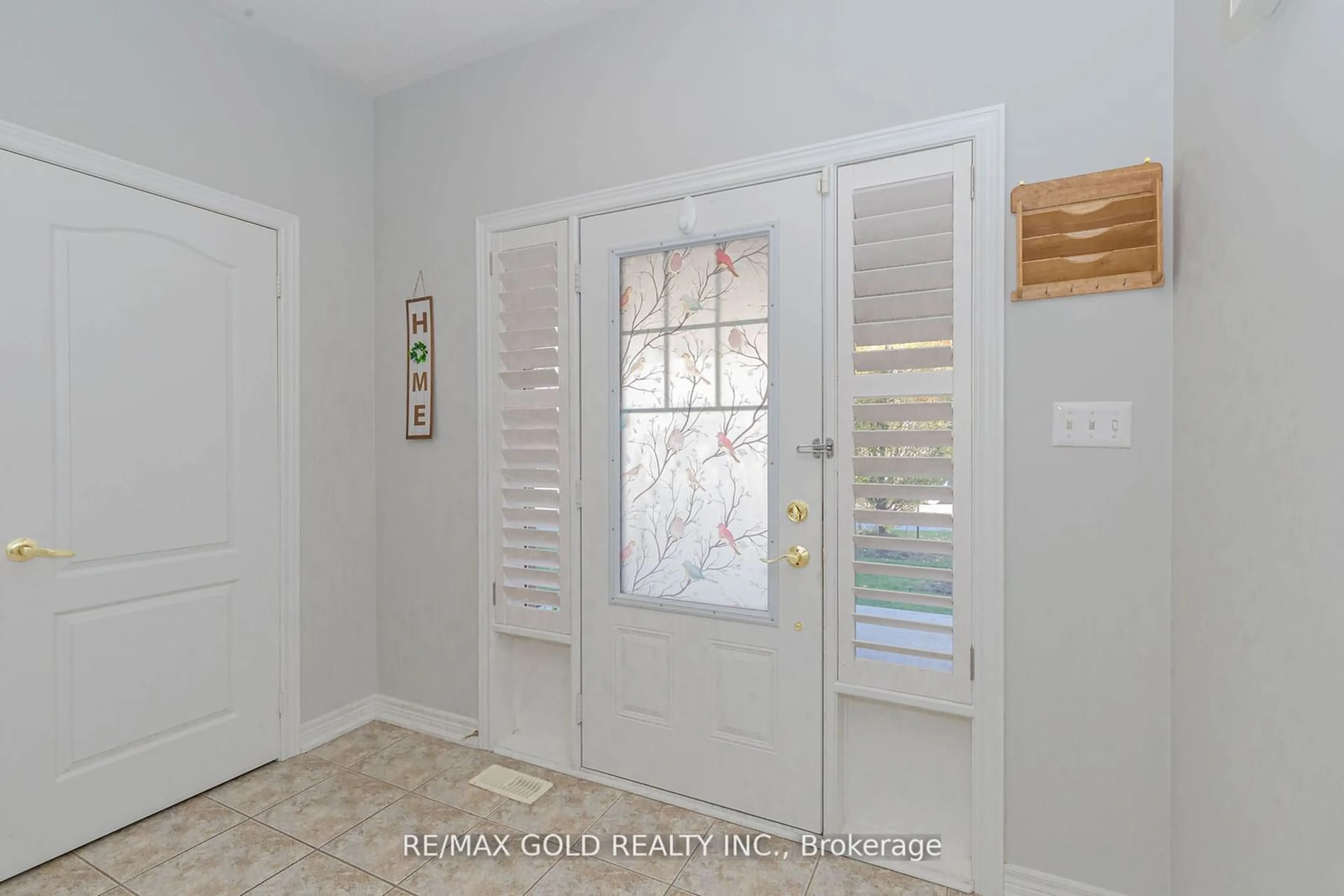 Indoor entryway for 40 Stephanie Ave, Brampton Ontario L6Y 0R8