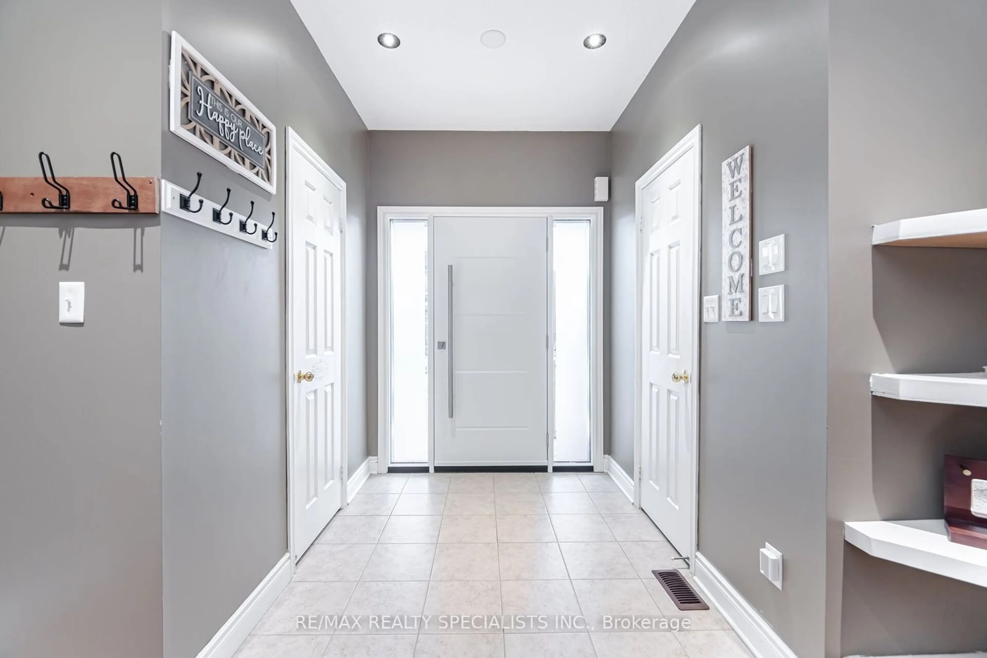 Indoor entryway for 15 Cookview Dr, Brampton Ontario L6R 3T7