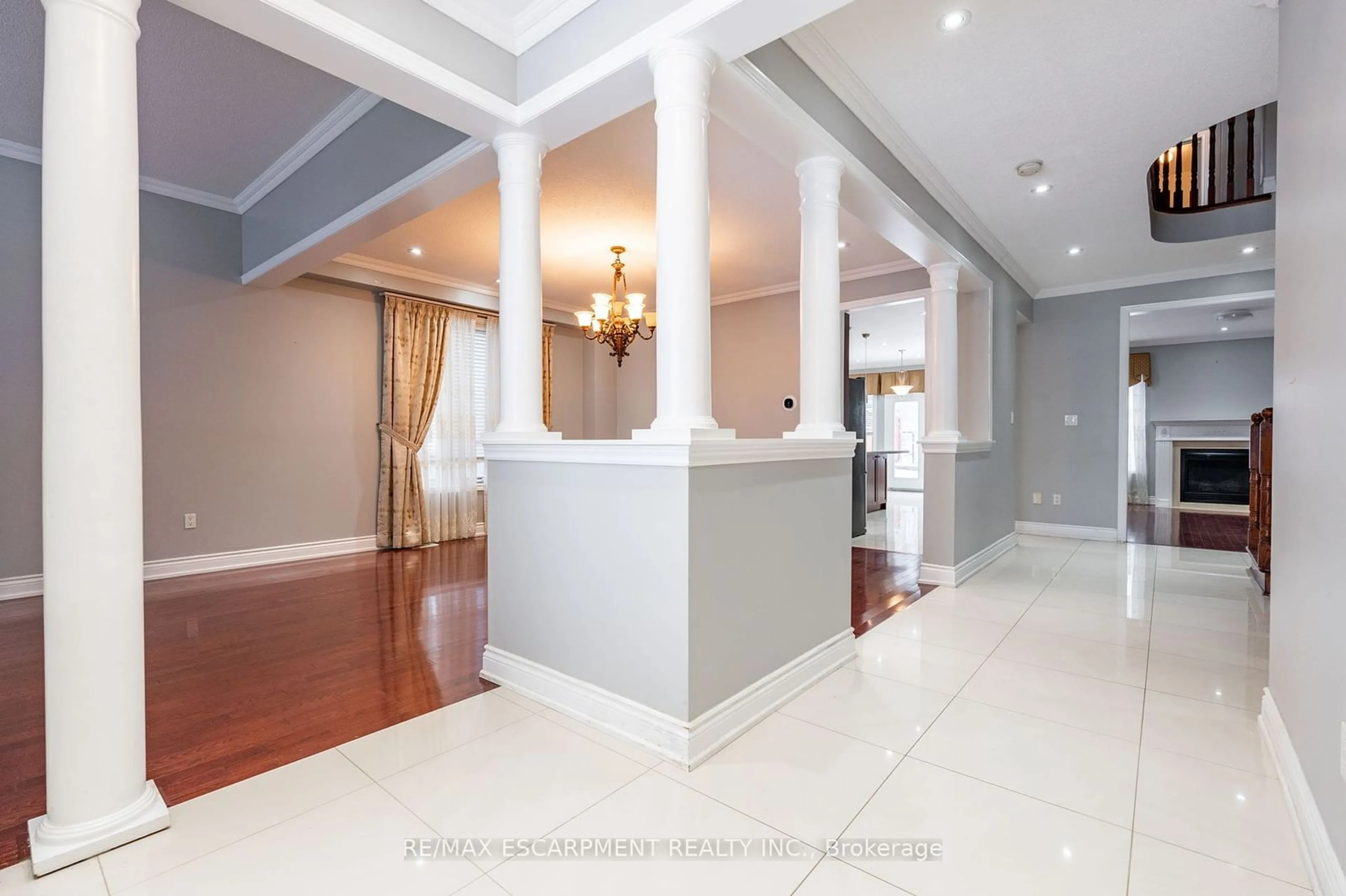 Indoor foyer for 15 Hellyer Ave, Brampton Ontario L6Y 0M3