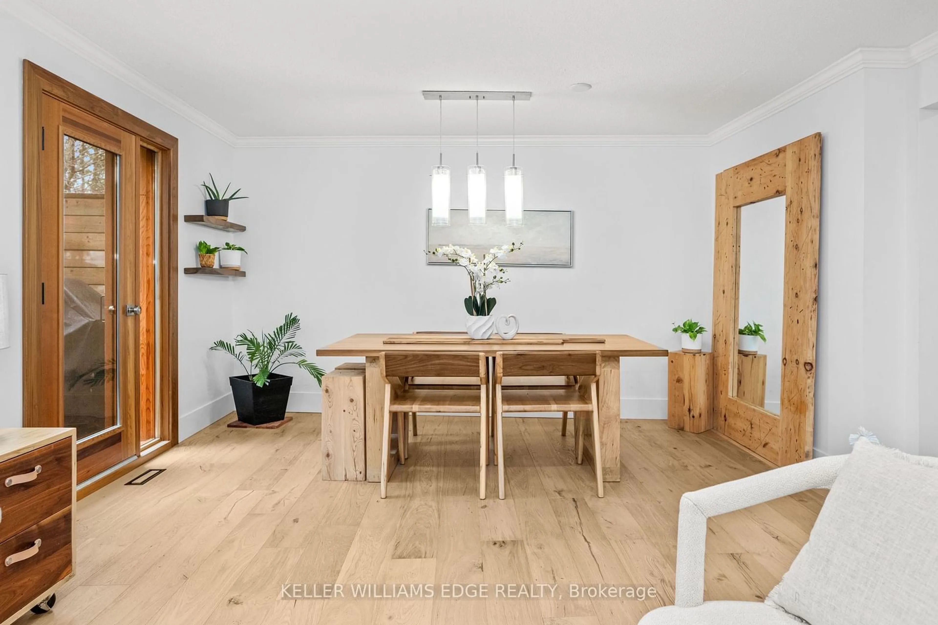 Dining room, wood/laminate floor for 120 Ripley Crt #11, Oakville Ontario L6H 1H1