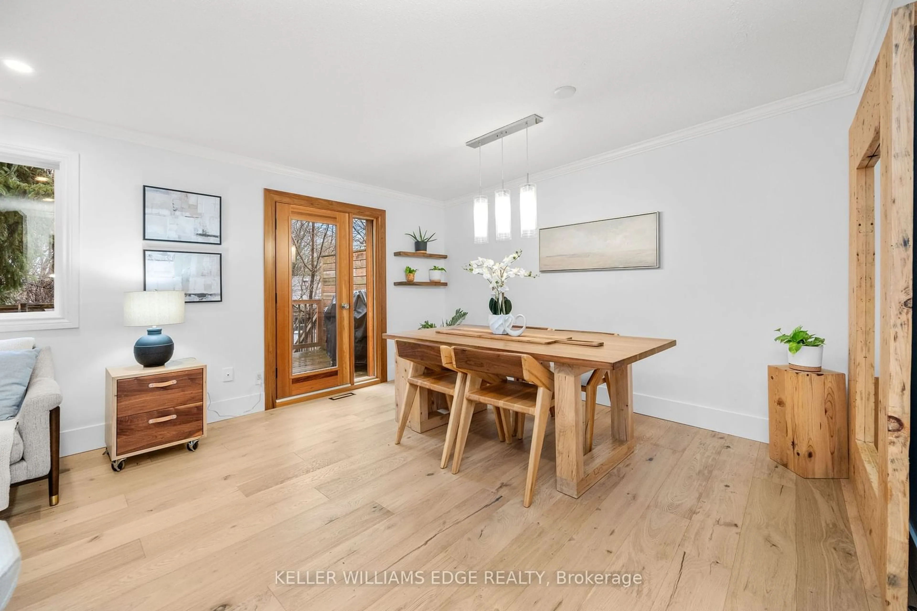 Dining room, wood/laminate floor for 120 Ripley Crt #11, Oakville Ontario L6H 1H1