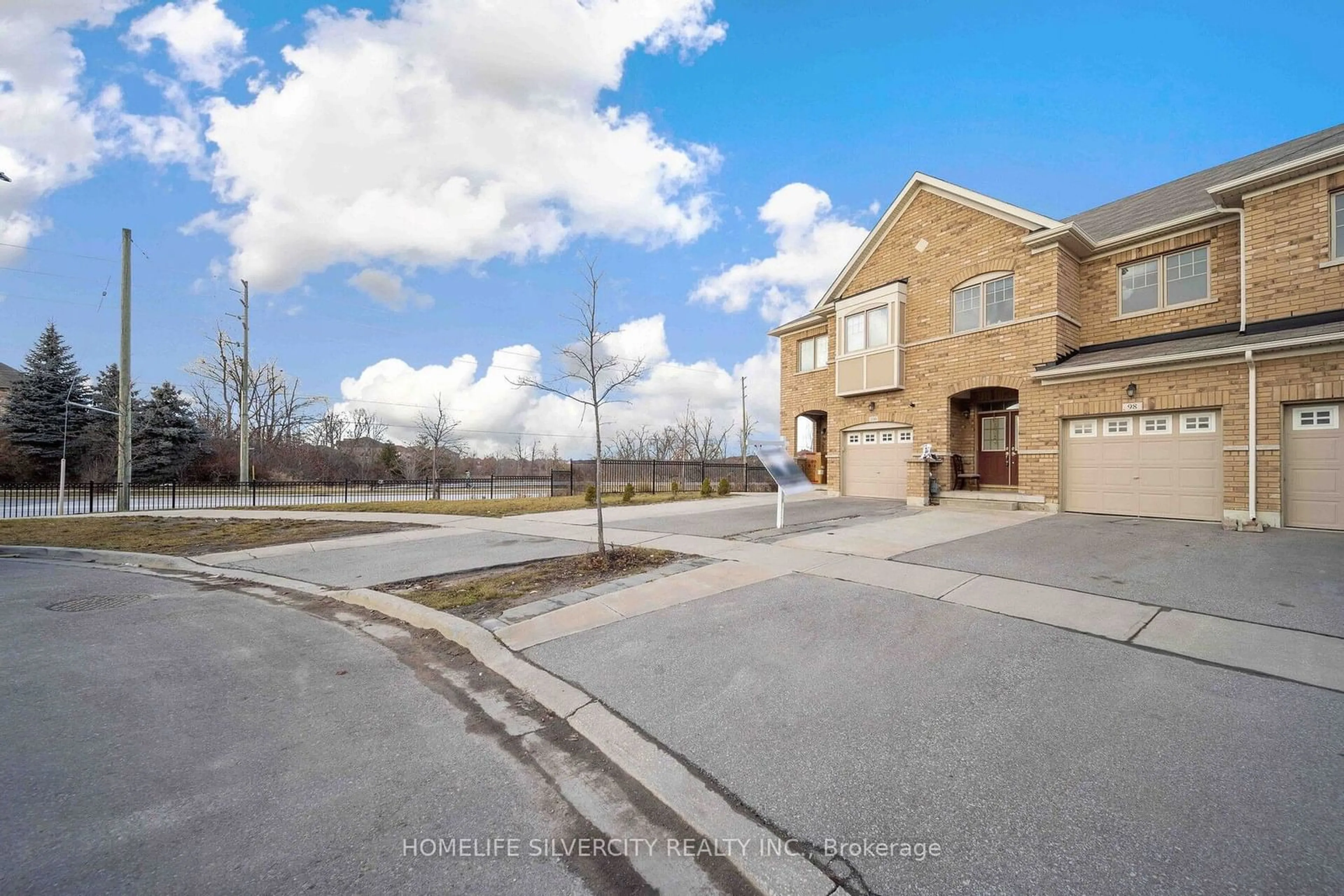 A pic from outside/outdoor area/front of a property/back of a property/a pic from drone, street for 98 Davenfield Circ, Brampton Ontario L6P 4M1