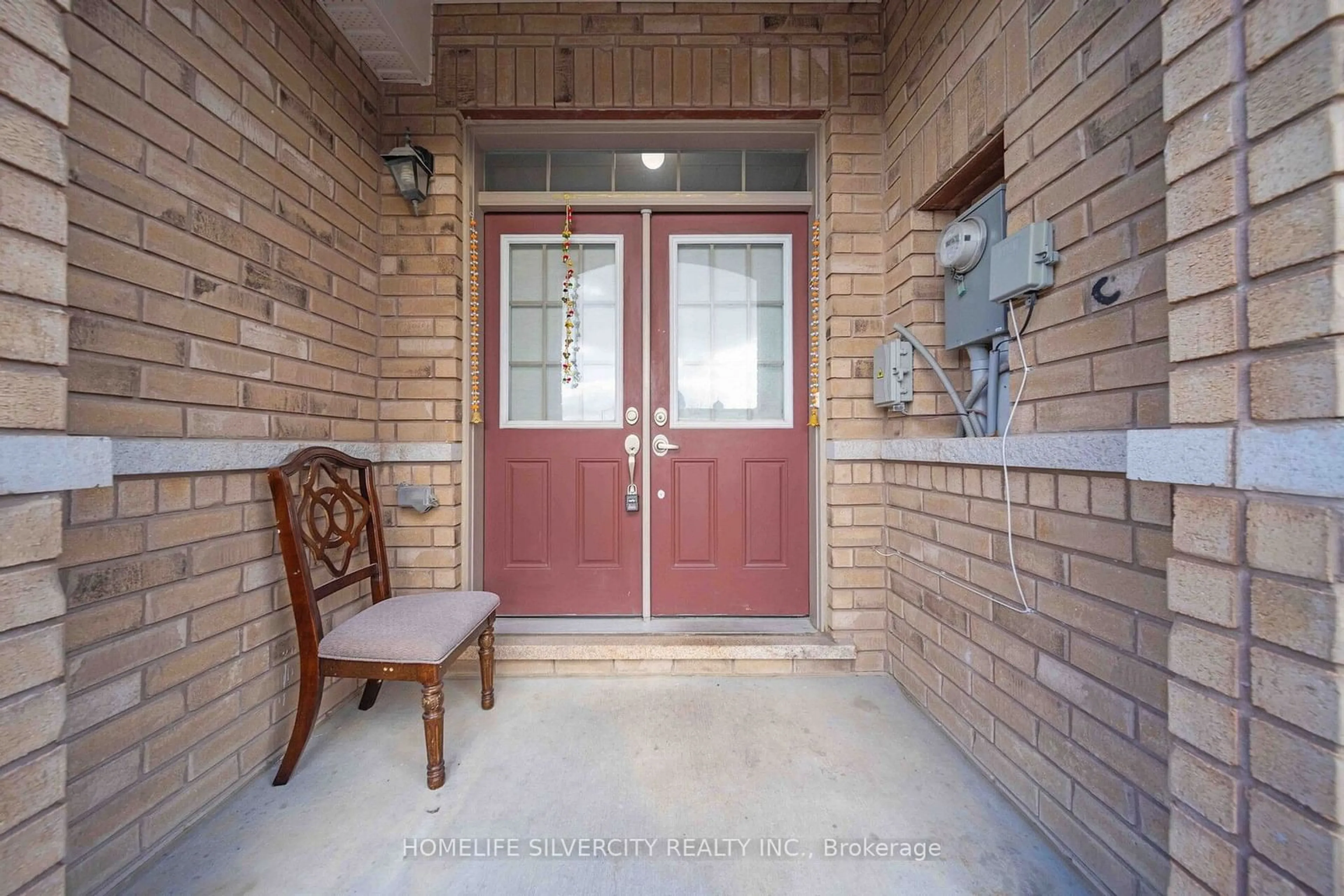 Indoor entryway for 98 Davenfield Circ, Brampton Ontario L6P 4M1