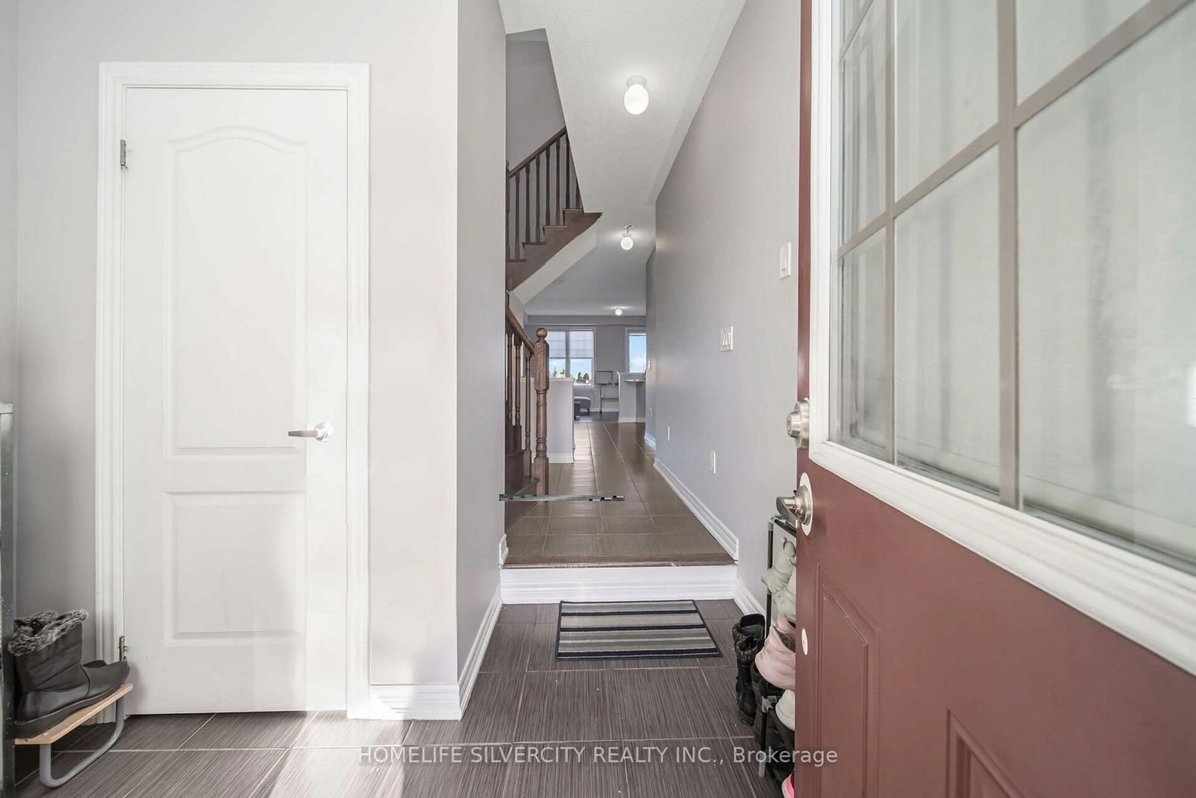 Indoor entryway for 98 Davenfield Circ, Brampton Ontario L6P 4M1