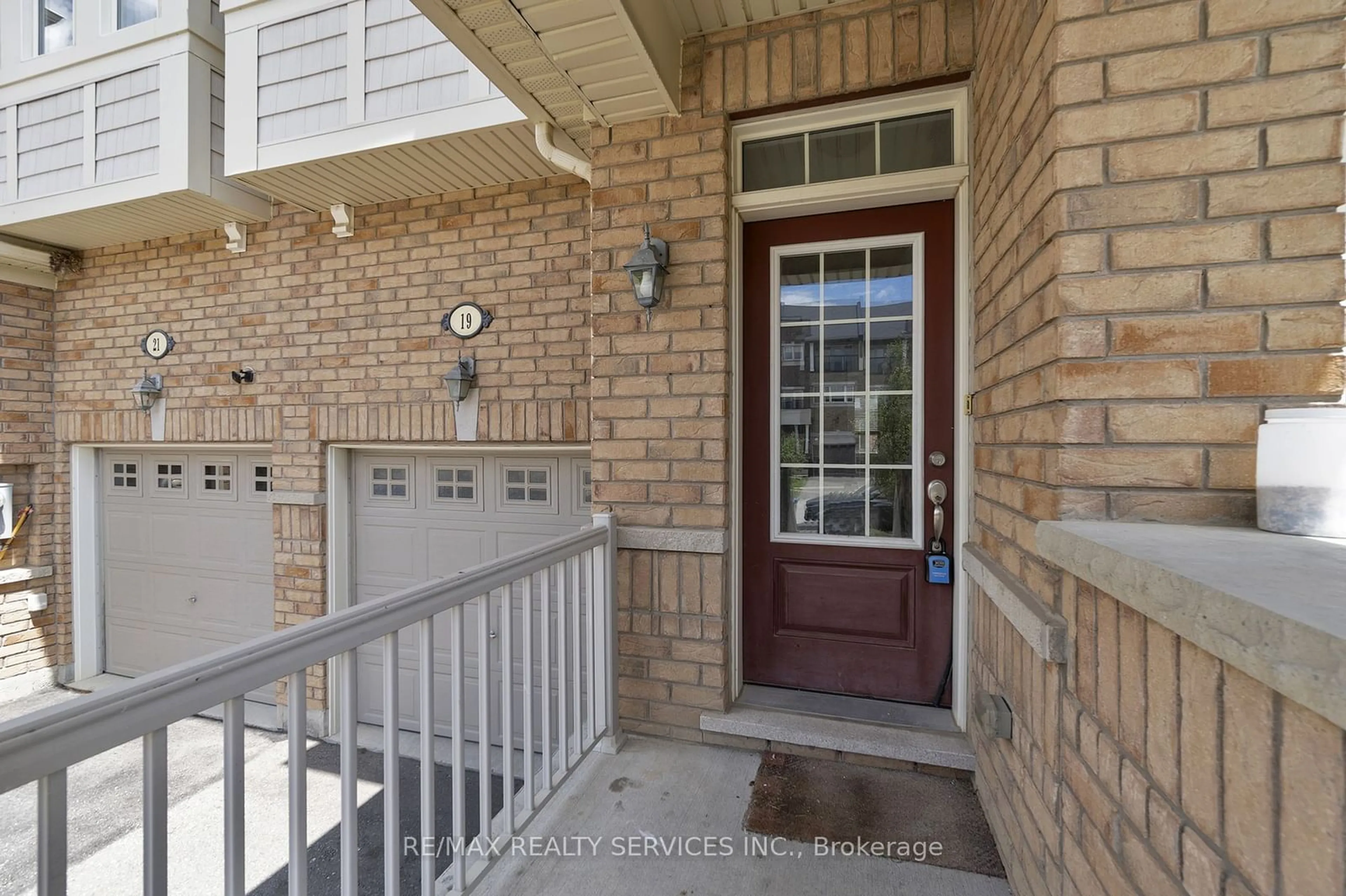 Indoor entryway for 19 Sky Harbour Dr, Brampton Ontario L6Y 0V6