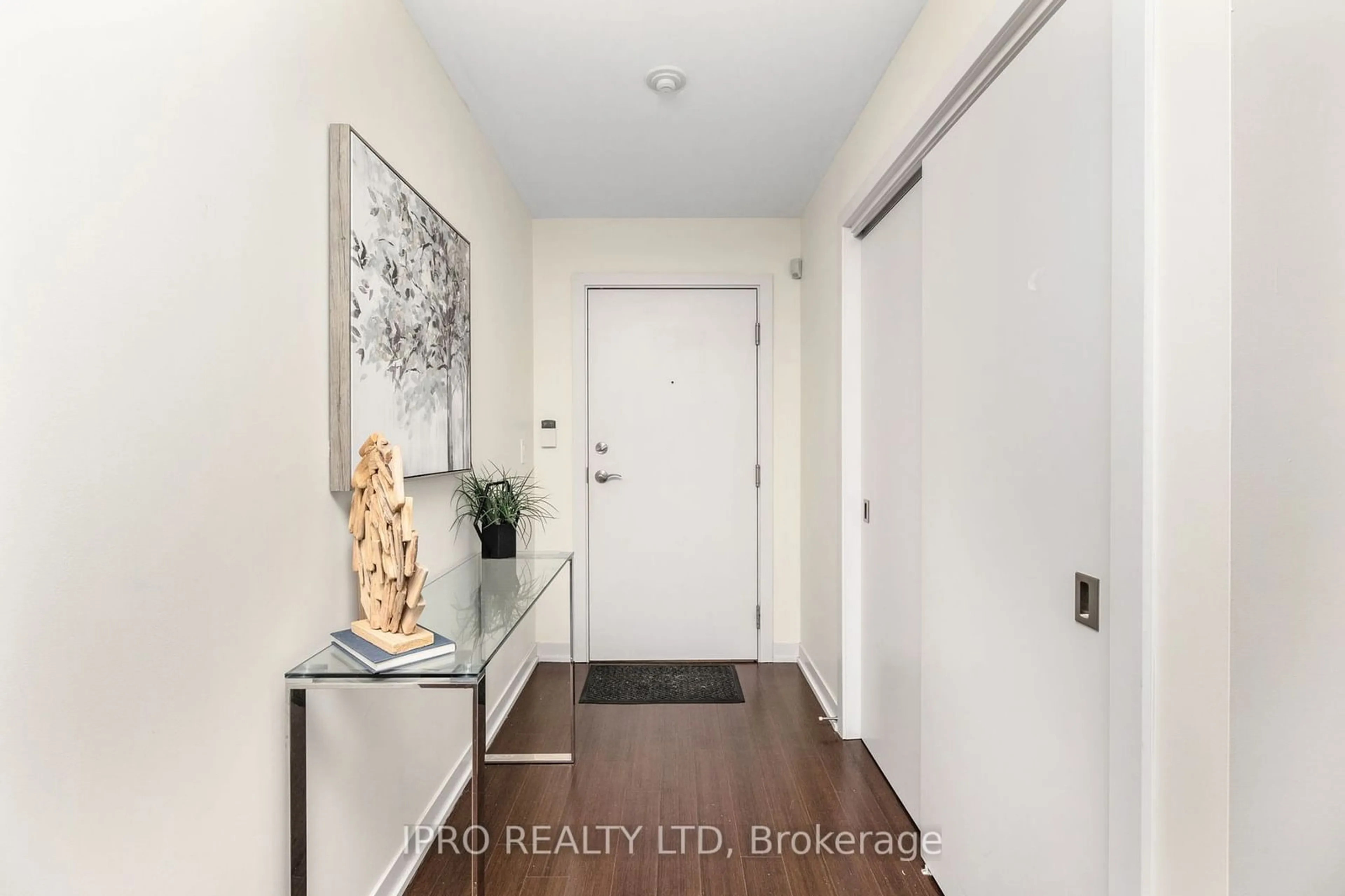 Indoor entryway for 551 Maple Ave #814, Burlington Ontario L7S 1M7