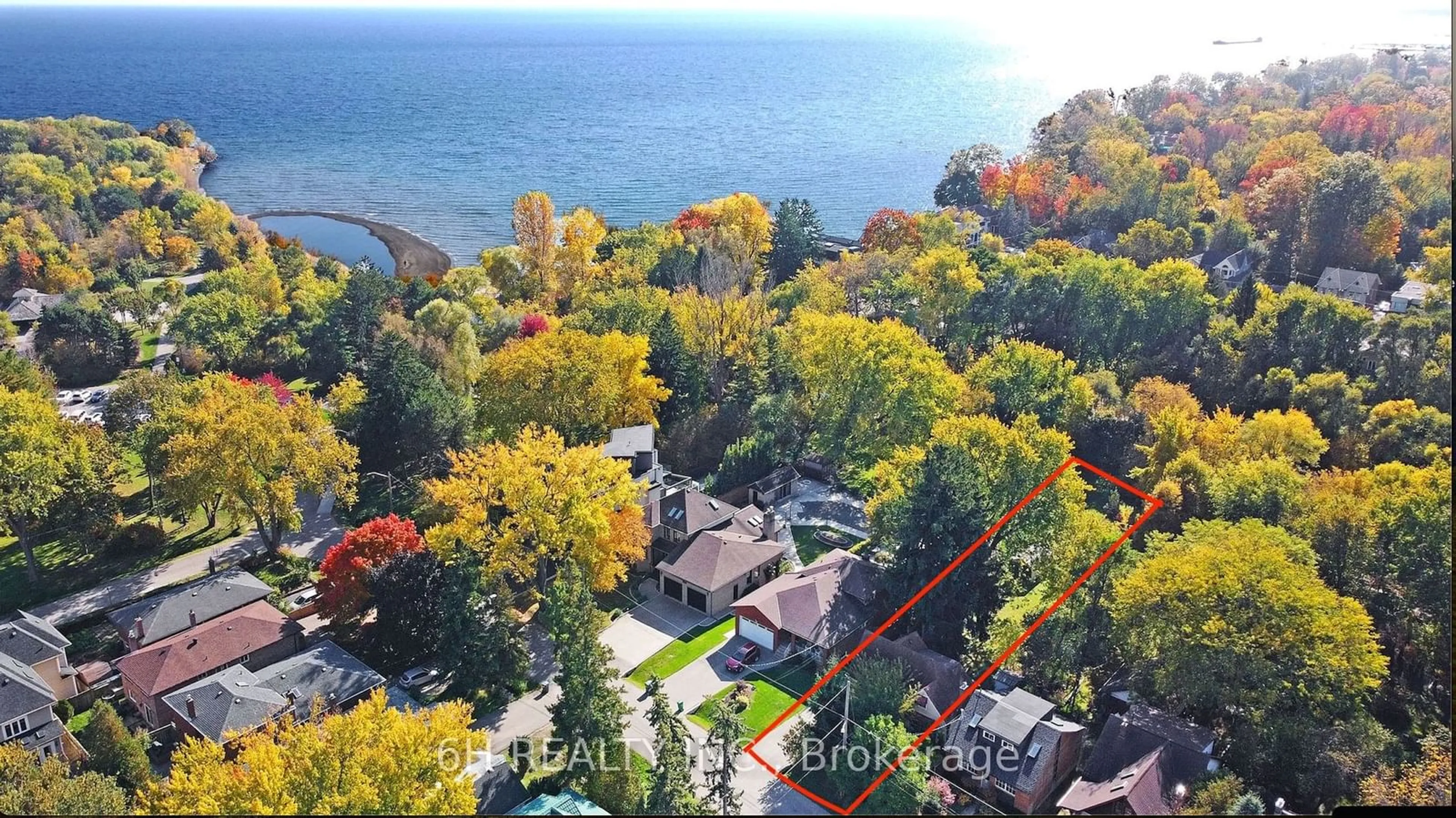 A pic from outside/outdoor area/front of a property/back of a property/a pic from drone, water/lake/river/ocean view for 890 Hampton Cres, Mississauga Ontario L5G 4G3