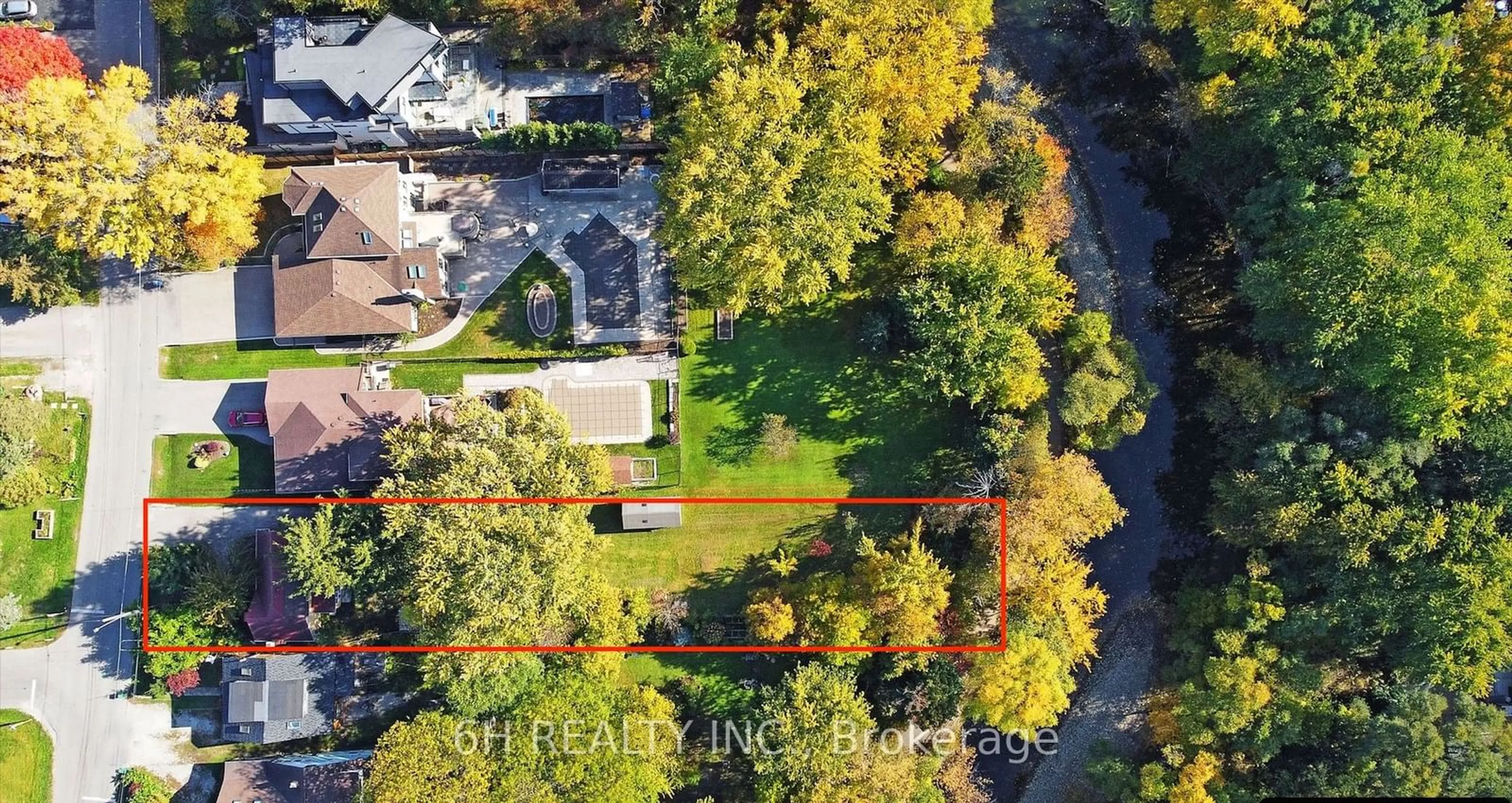 A pic from outside/outdoor area/front of a property/back of a property/a pic from drone, street for 890 Hampton Cres, Mississauga Ontario L5G 4G3