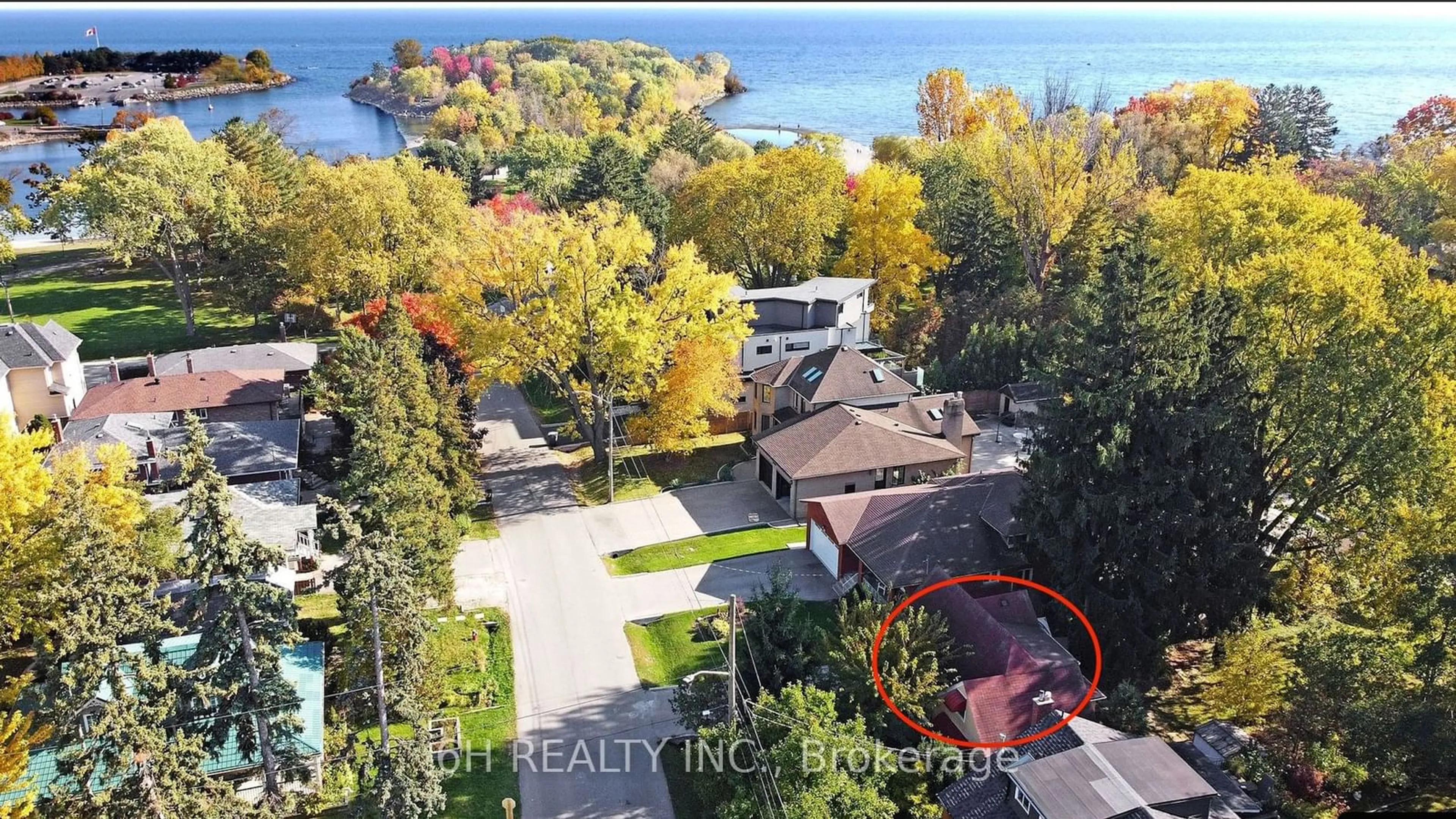 A pic from outside/outdoor area/front of a property/back of a property/a pic from drone, water/lake/river/ocean view for 890 Hampton Cres, Mississauga Ontario L5G 4G3