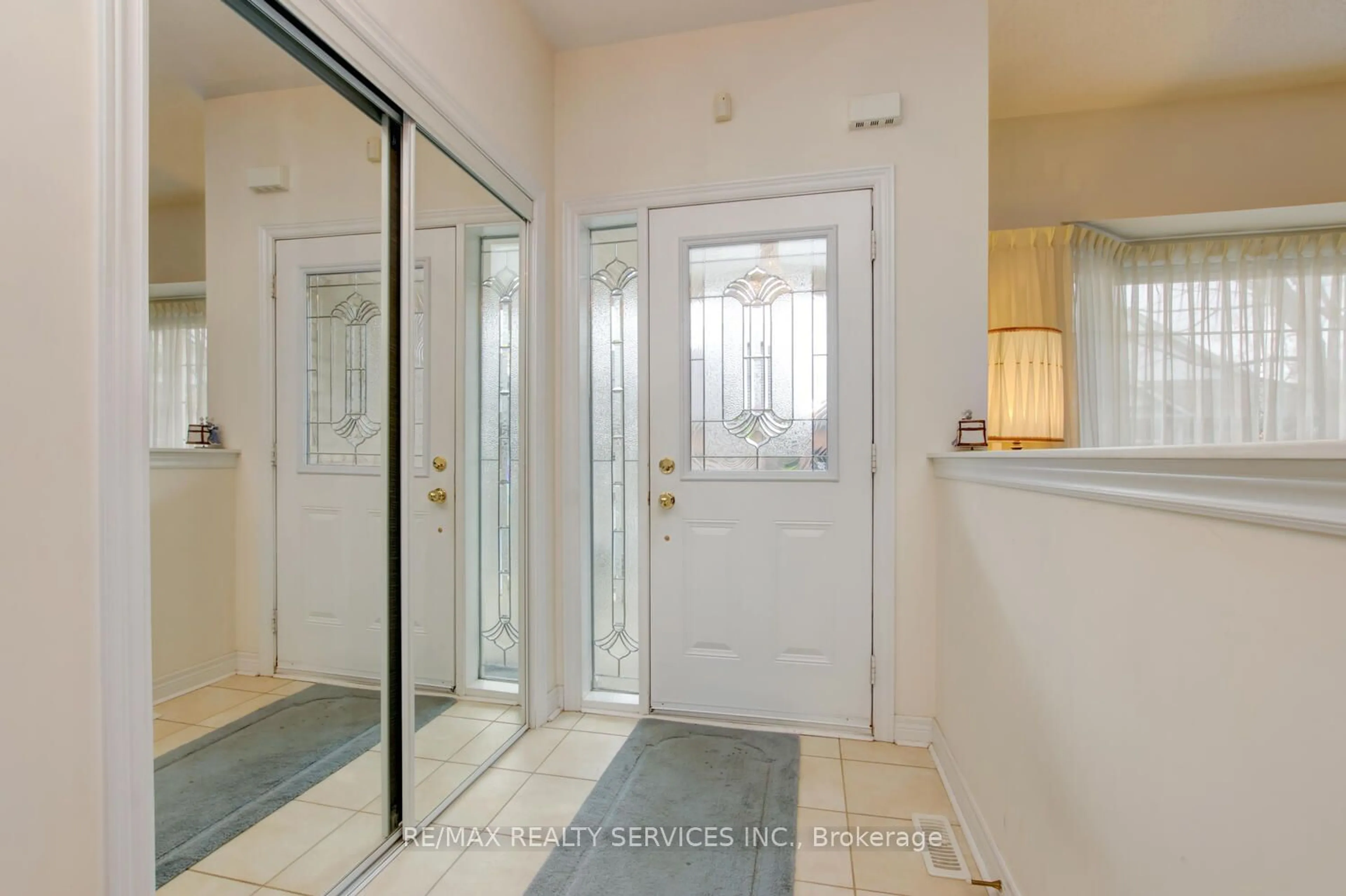 Indoor entryway for 28 Calliandra Tr #33, Brampton Ontario L6R 0S3