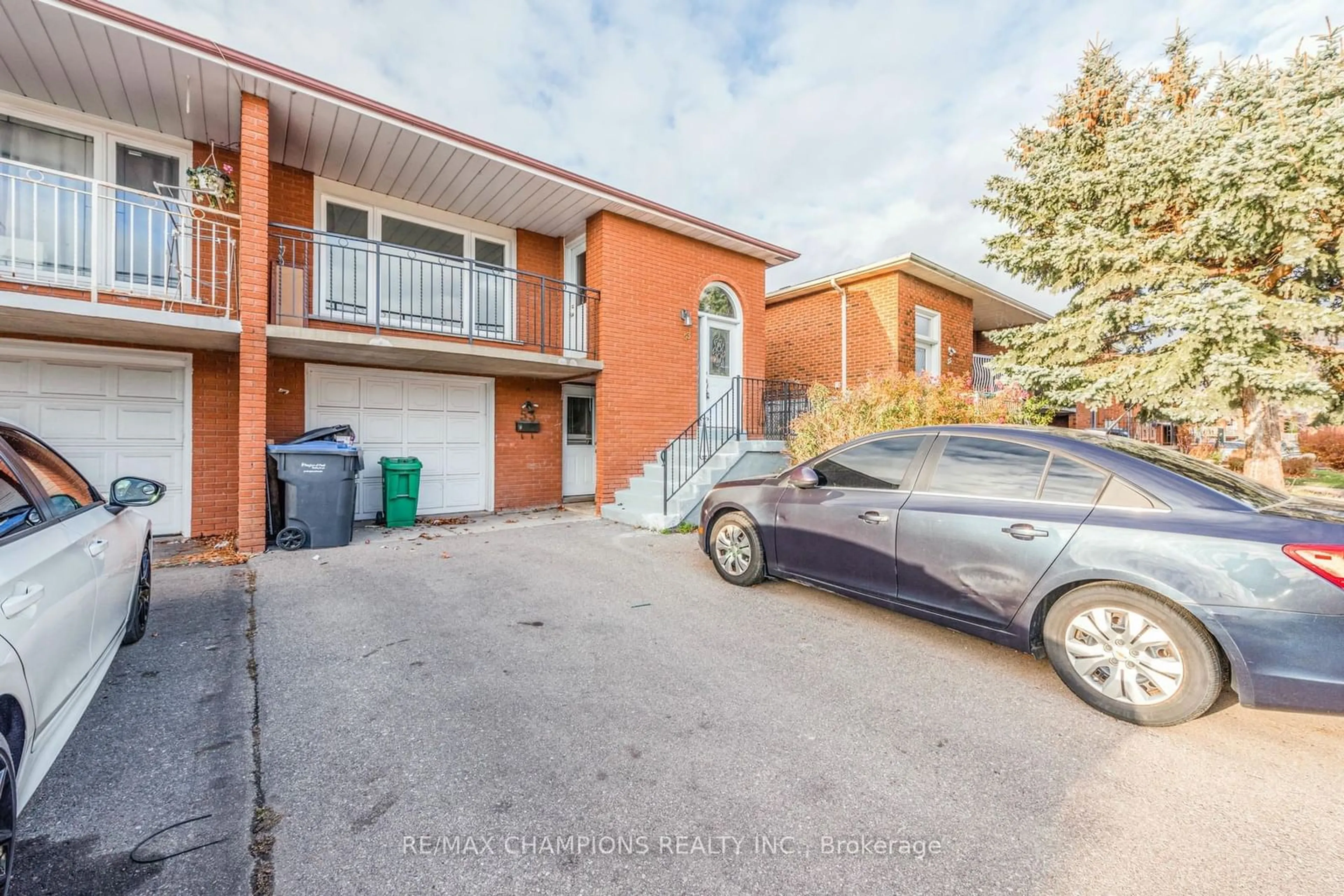 A pic from outside/outdoor area/front of a property/back of a property/a pic from drone, street for 53 Jellicoe Cres, Brampton Ontario L6S 3H7