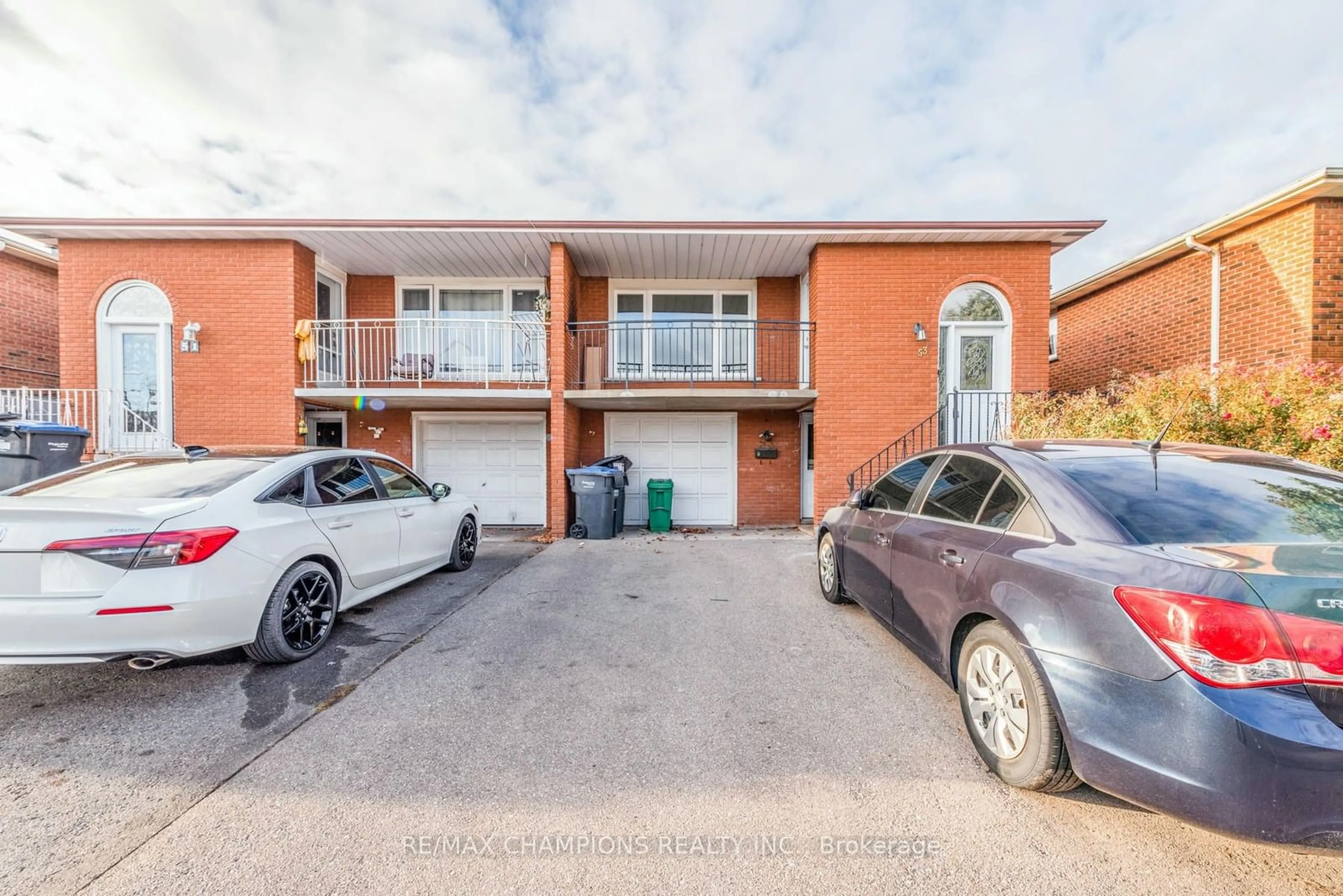 A pic from outside/outdoor area/front of a property/back of a property/a pic from drone, street for 53 Jellicoe Cres, Brampton Ontario L6S 3H7