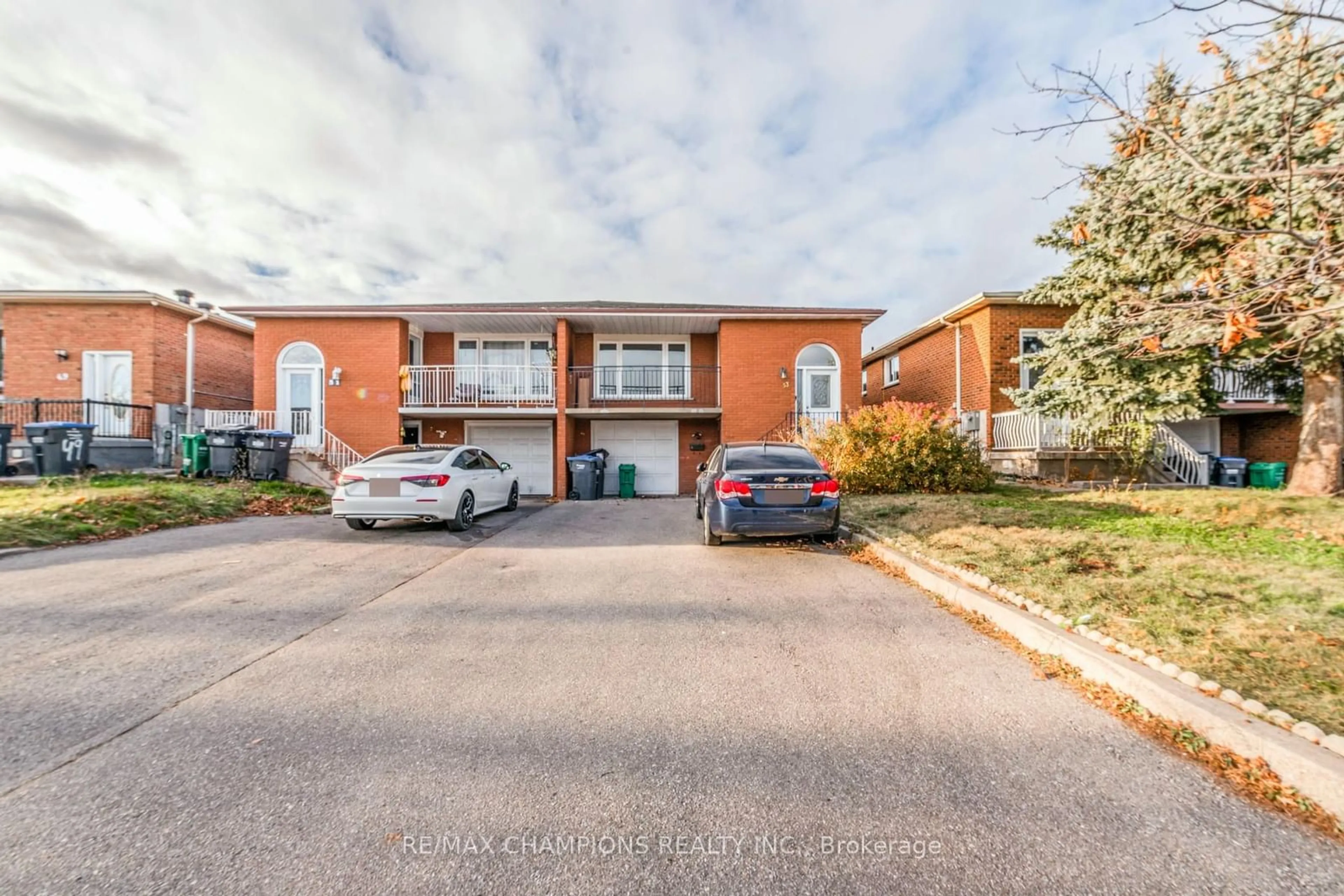 A pic from outside/outdoor area/front of a property/back of a property/a pic from drone, street for 53 Jellicoe Cres, Brampton Ontario L6S 3H7