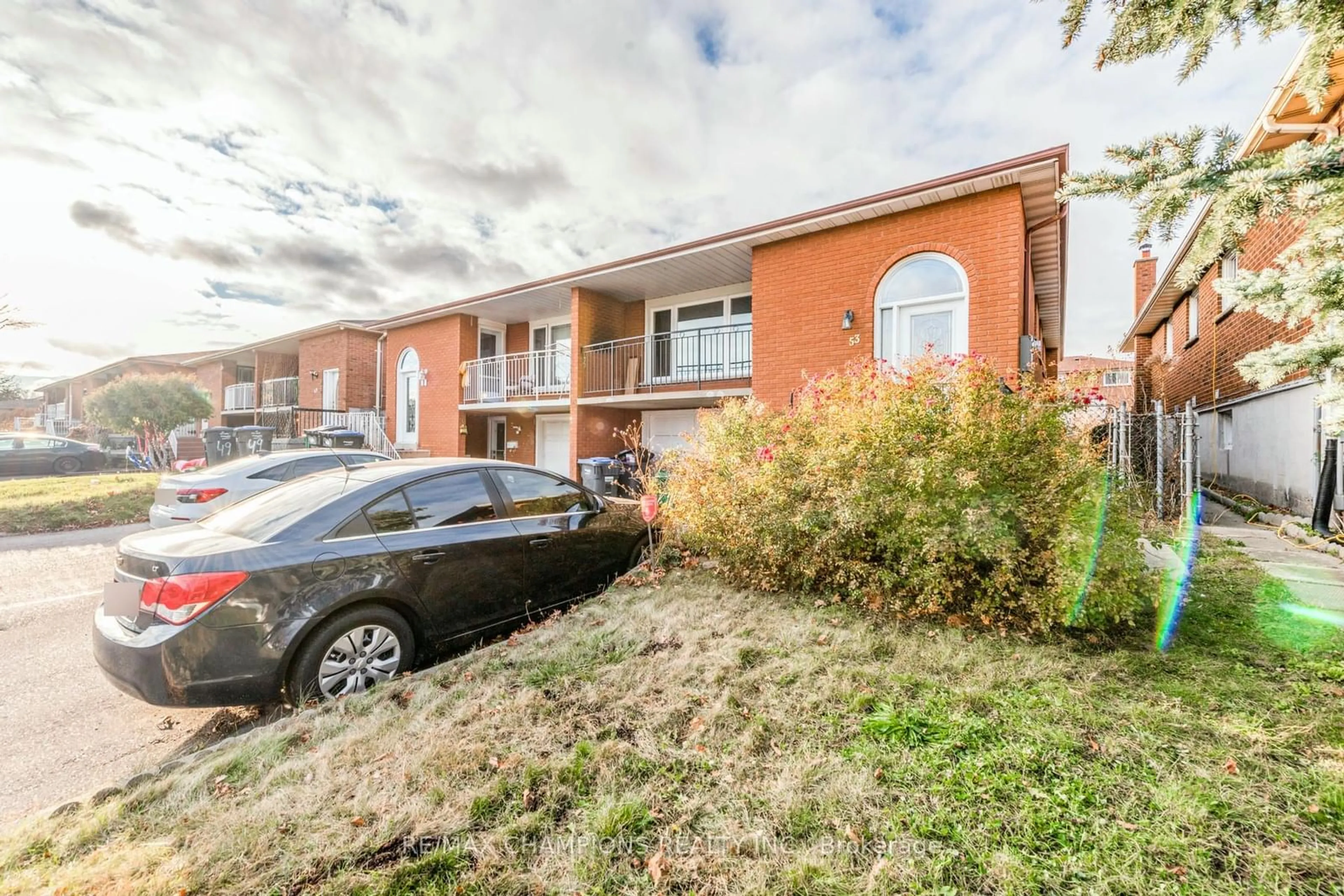 A pic from outside/outdoor area/front of a property/back of a property/a pic from drone, street for 53 Jellicoe Cres, Brampton Ontario L6S 3H7