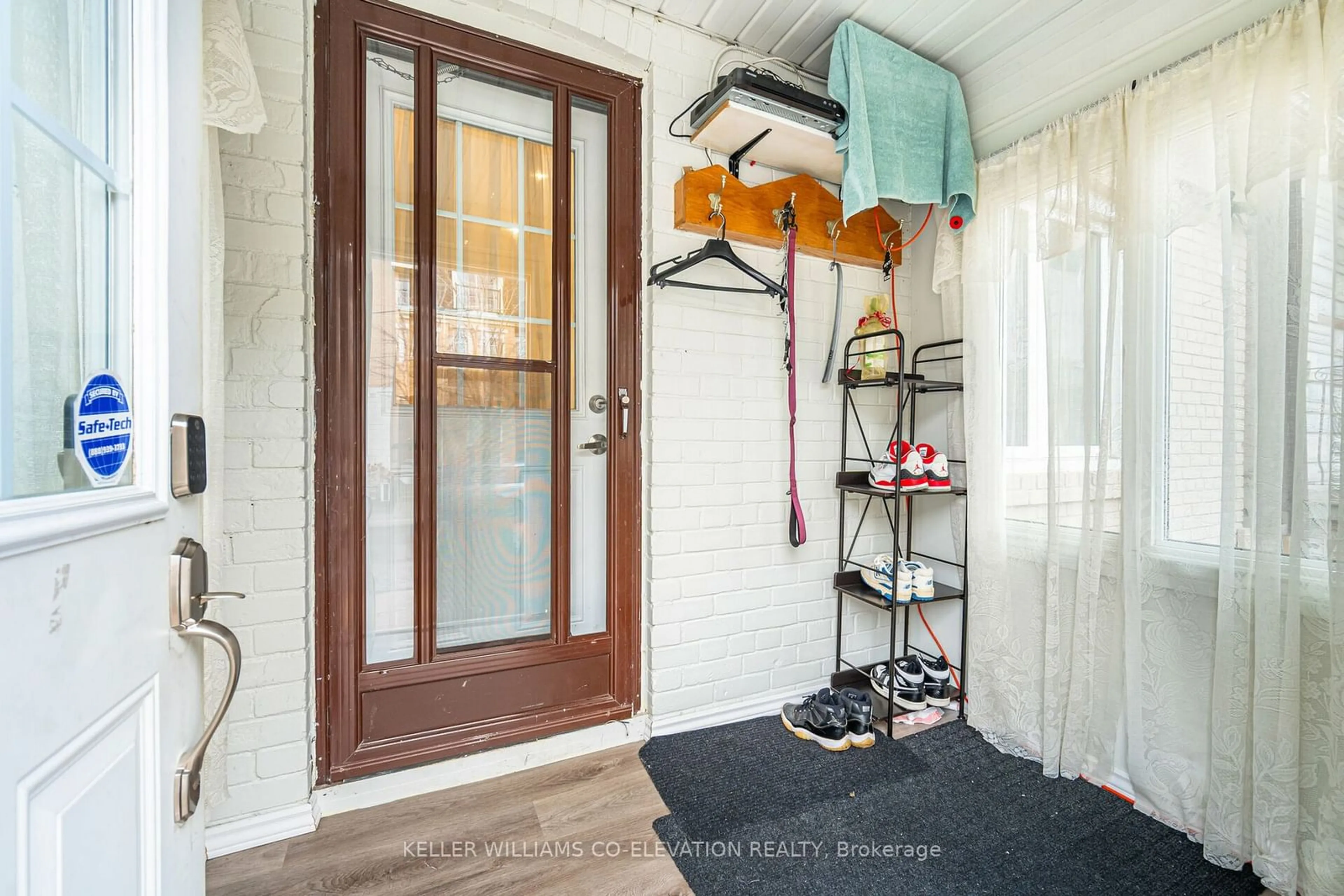 Indoor entryway for 387 Hopewell Ave, Toronto Ontario M6E 2S1