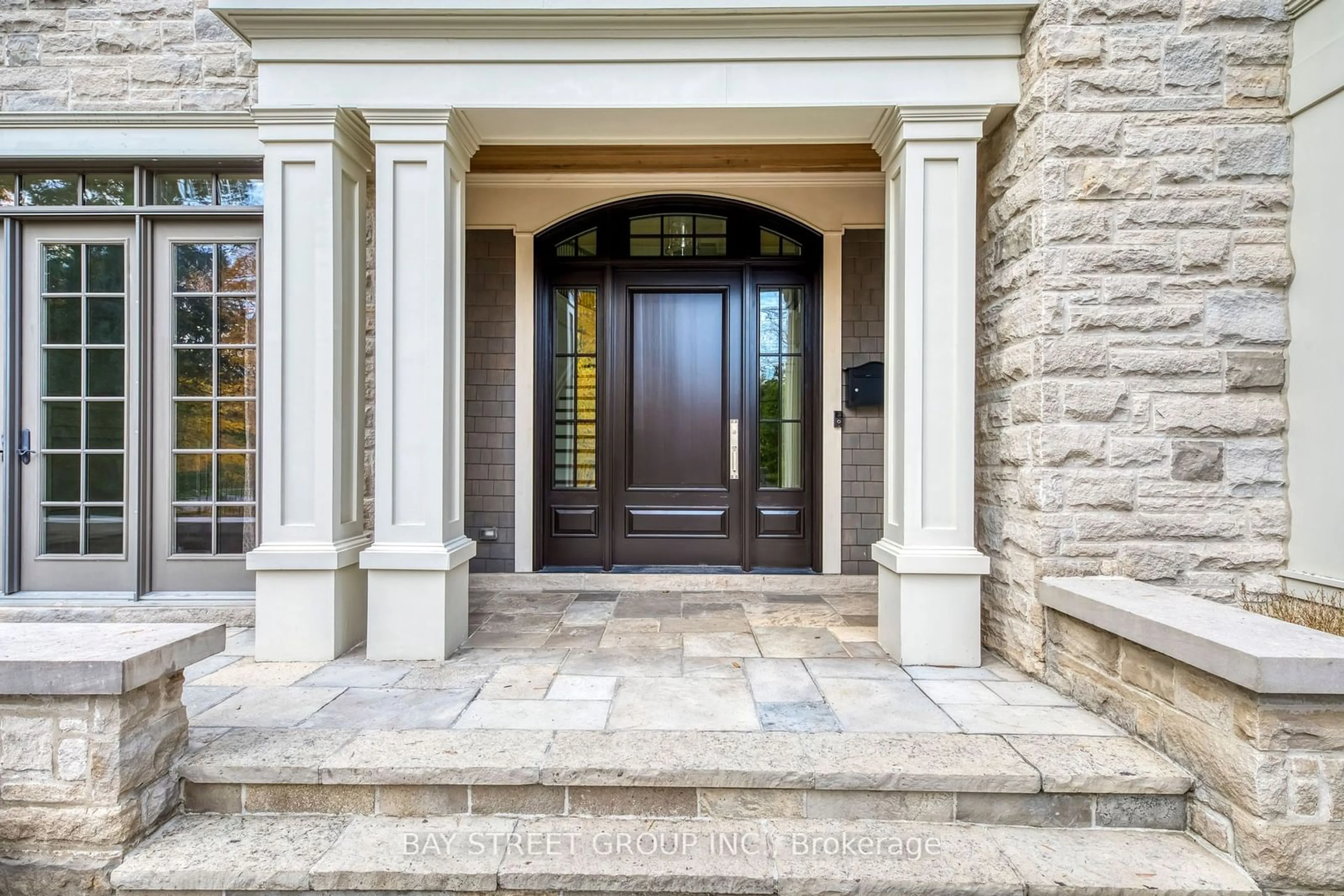 Indoor entryway for 1031 Lakeshore Rd, Oakville Ontario L6L 1E7