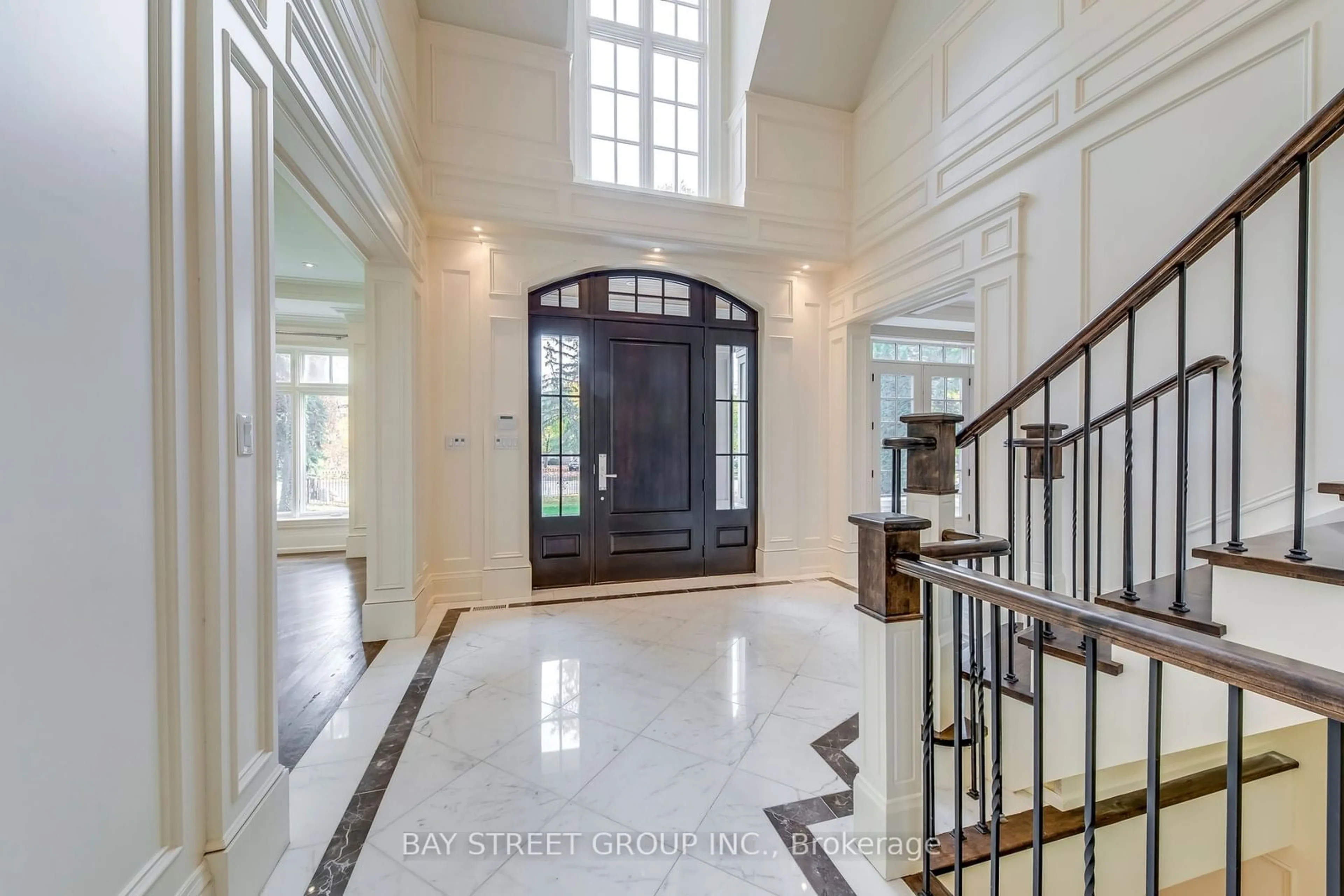 Indoor entryway for 1031 Lakeshore Rd, Oakville Ontario L6L 1E7