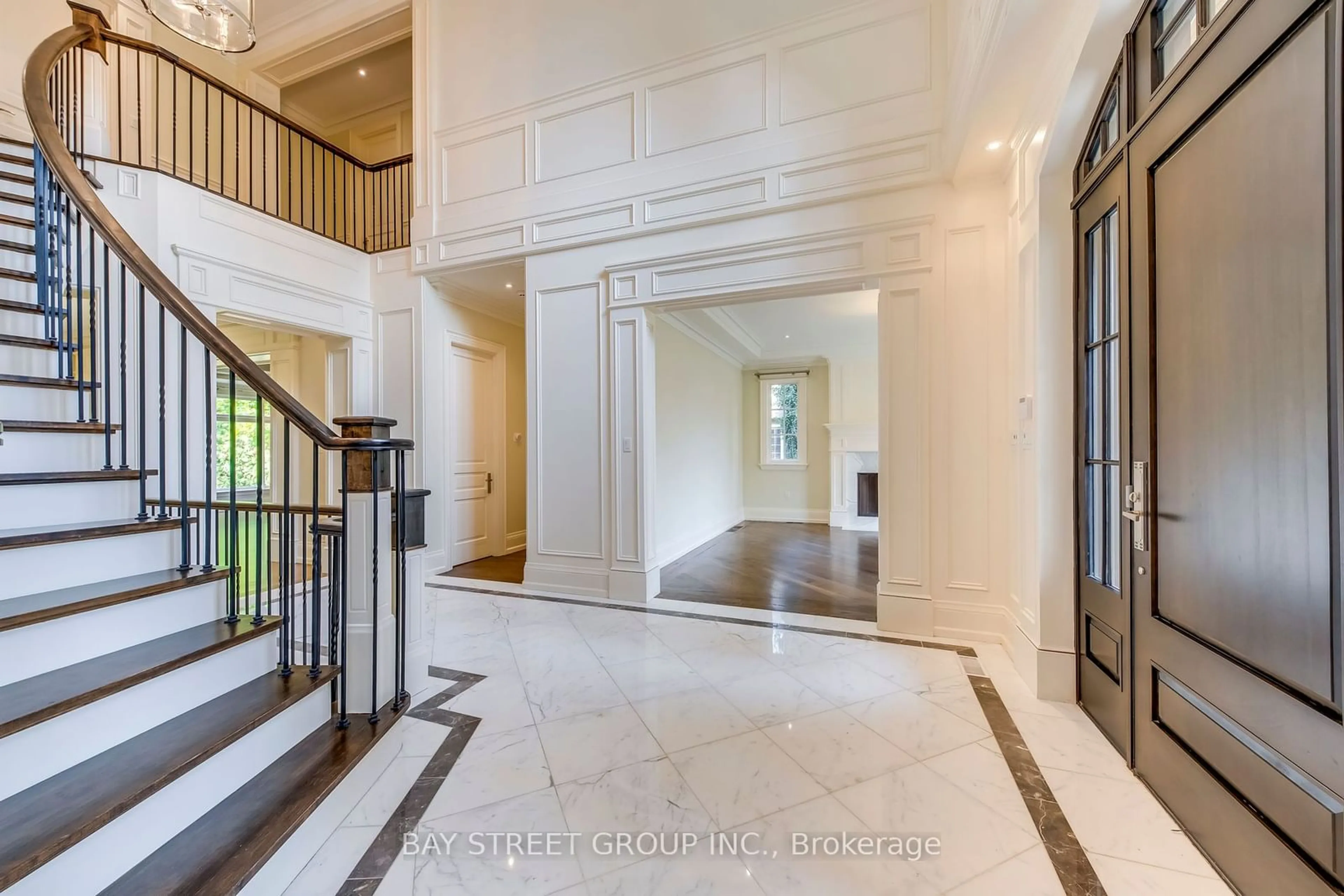 Indoor foyer for 1031 Lakeshore Rd, Oakville Ontario L6L 1E7