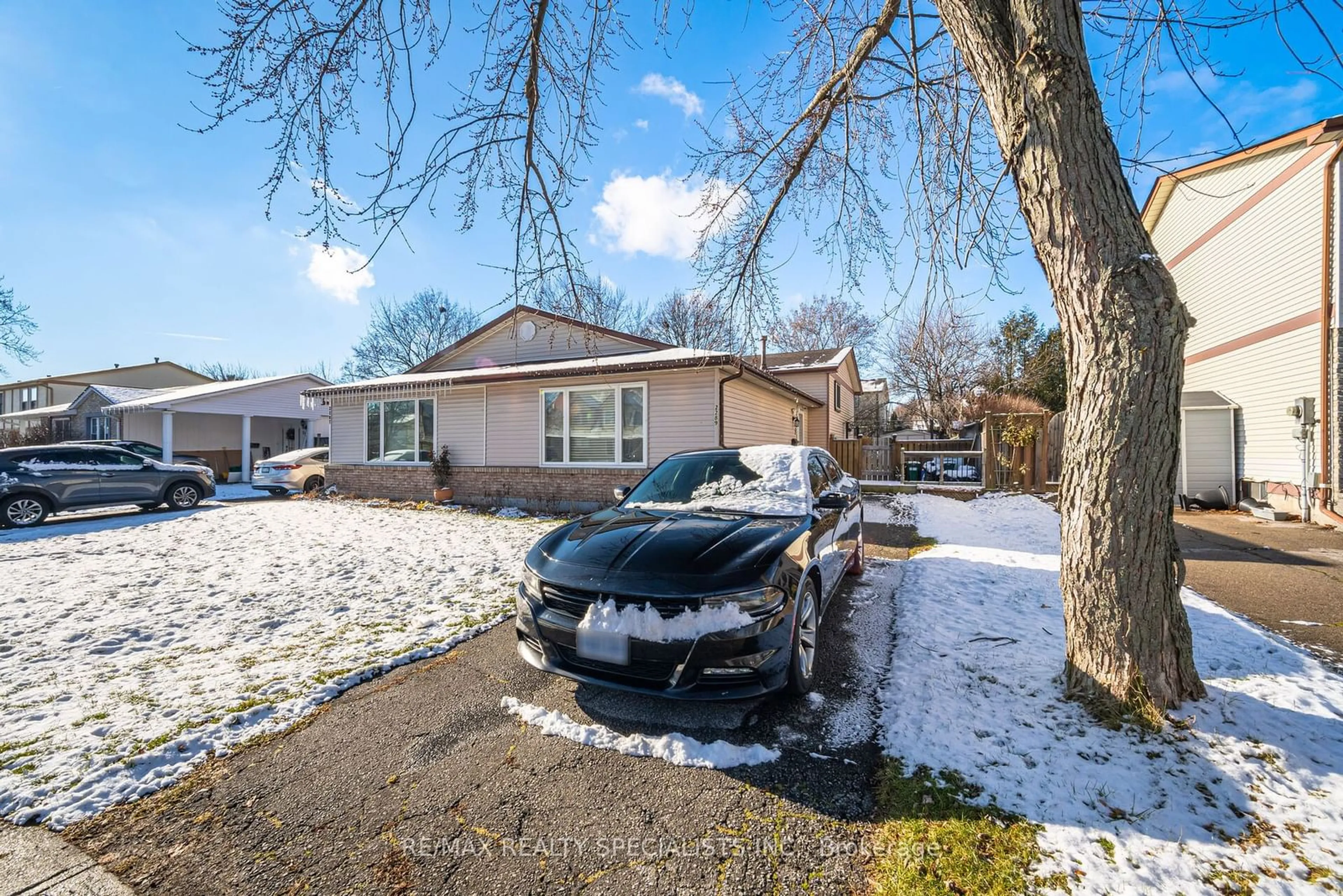 A pic from outside/outdoor area/front of a property/back of a property/a pic from drone, street for 2289 Melissa Cres, Burlington Ontario L7P 3T5