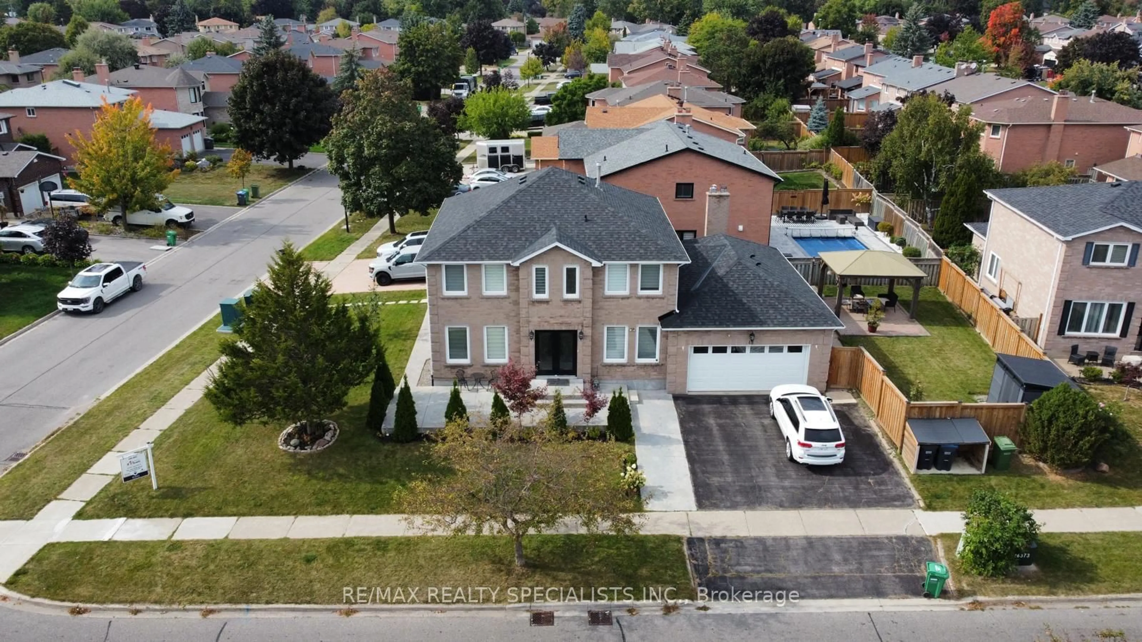 A pic from outside/outdoor area/front of a property/back of a property/a pic from drone, street for 40 Fountainbridge Dr, Caledon Ontario L7E 1N5